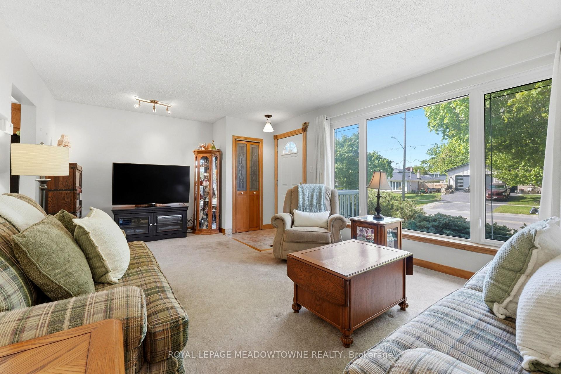 Photo 6 of 177 Delrex Boulevard, Halton Hills, Georgetown — HOMEH