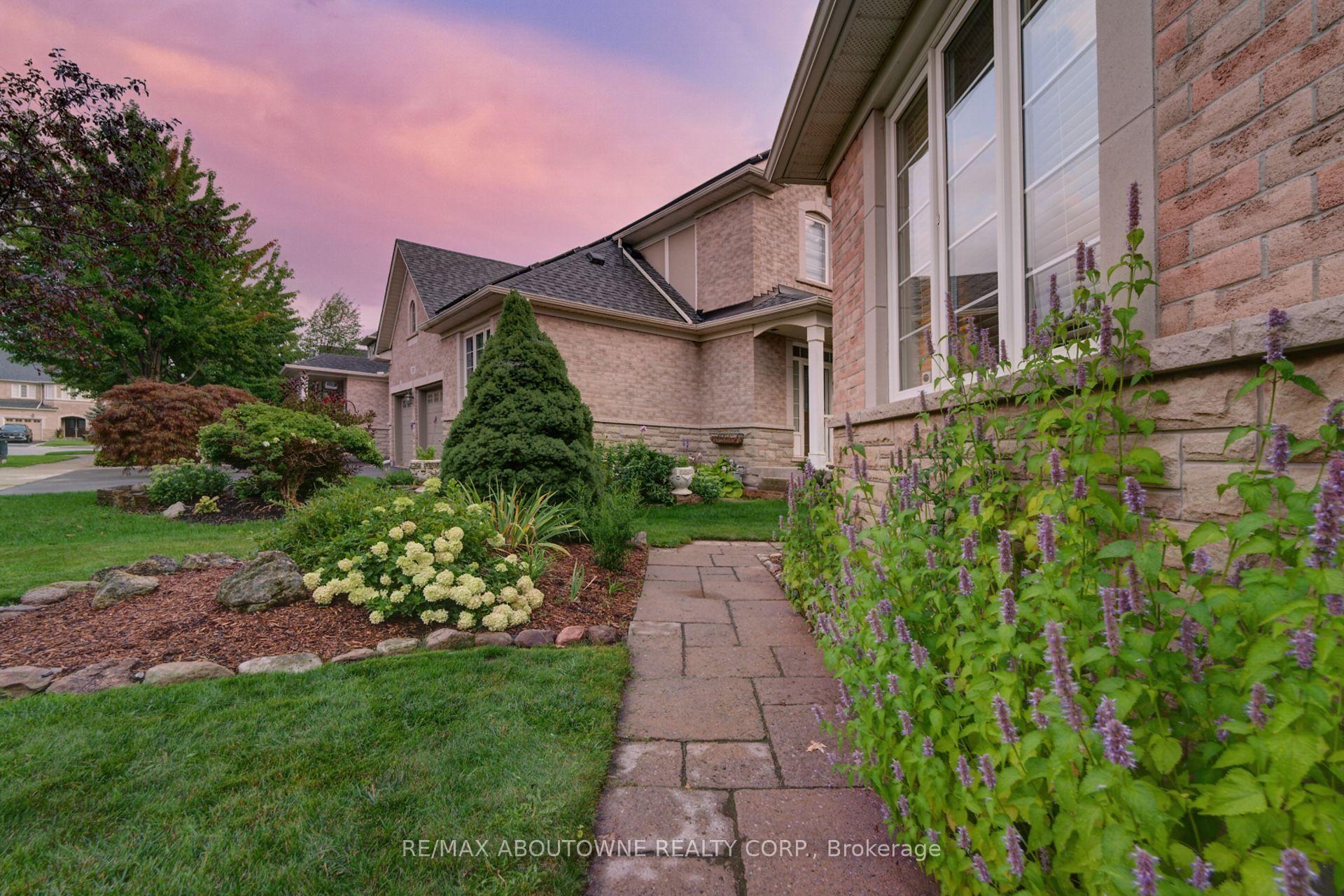Photo 4 of 2196 Emily Circle, Oakville, Bronte Creek — HOMEH