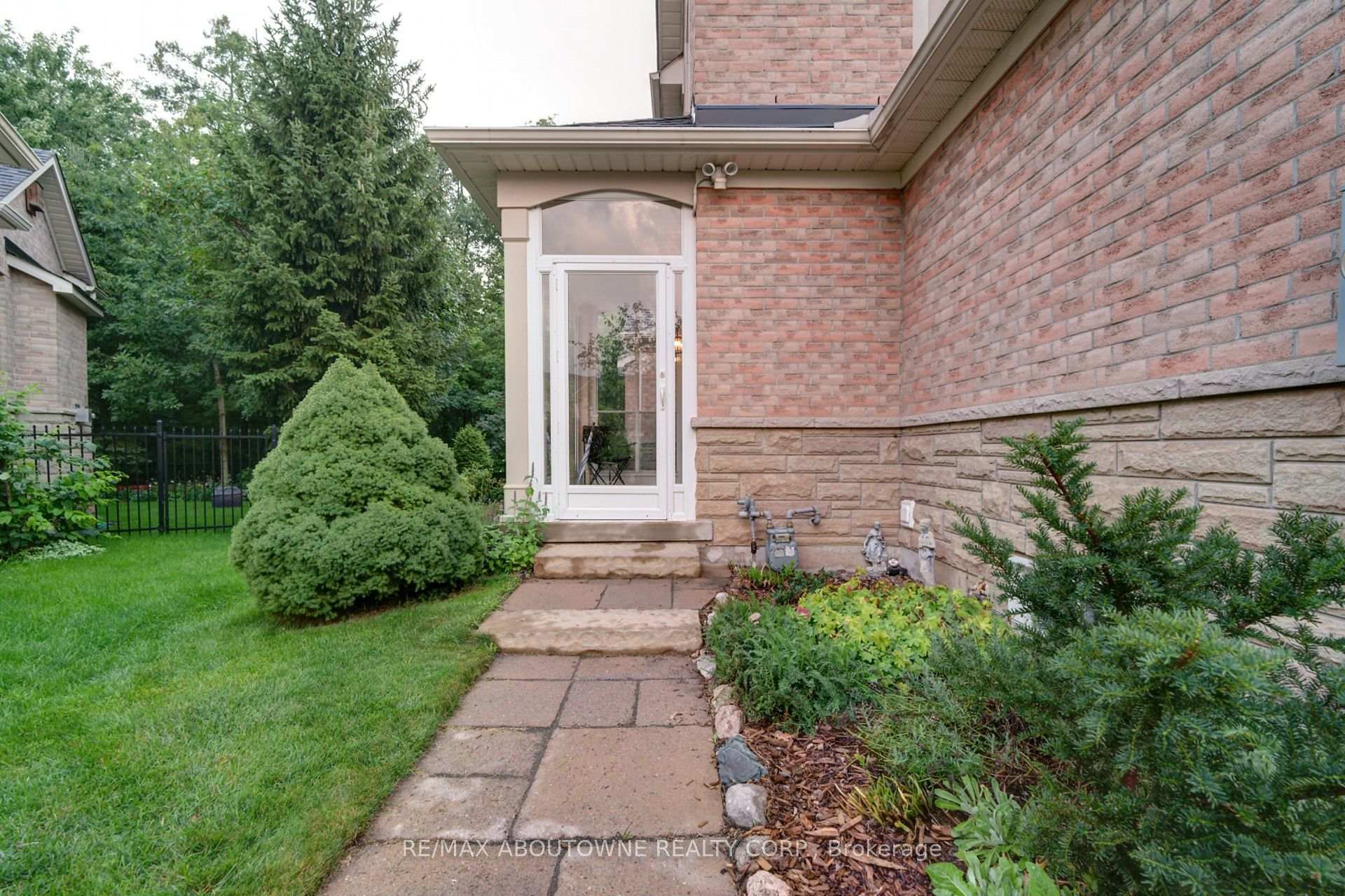 Photo 5 of 2196 Emily Circle, Oakville, Bronte Creek — HOMEH