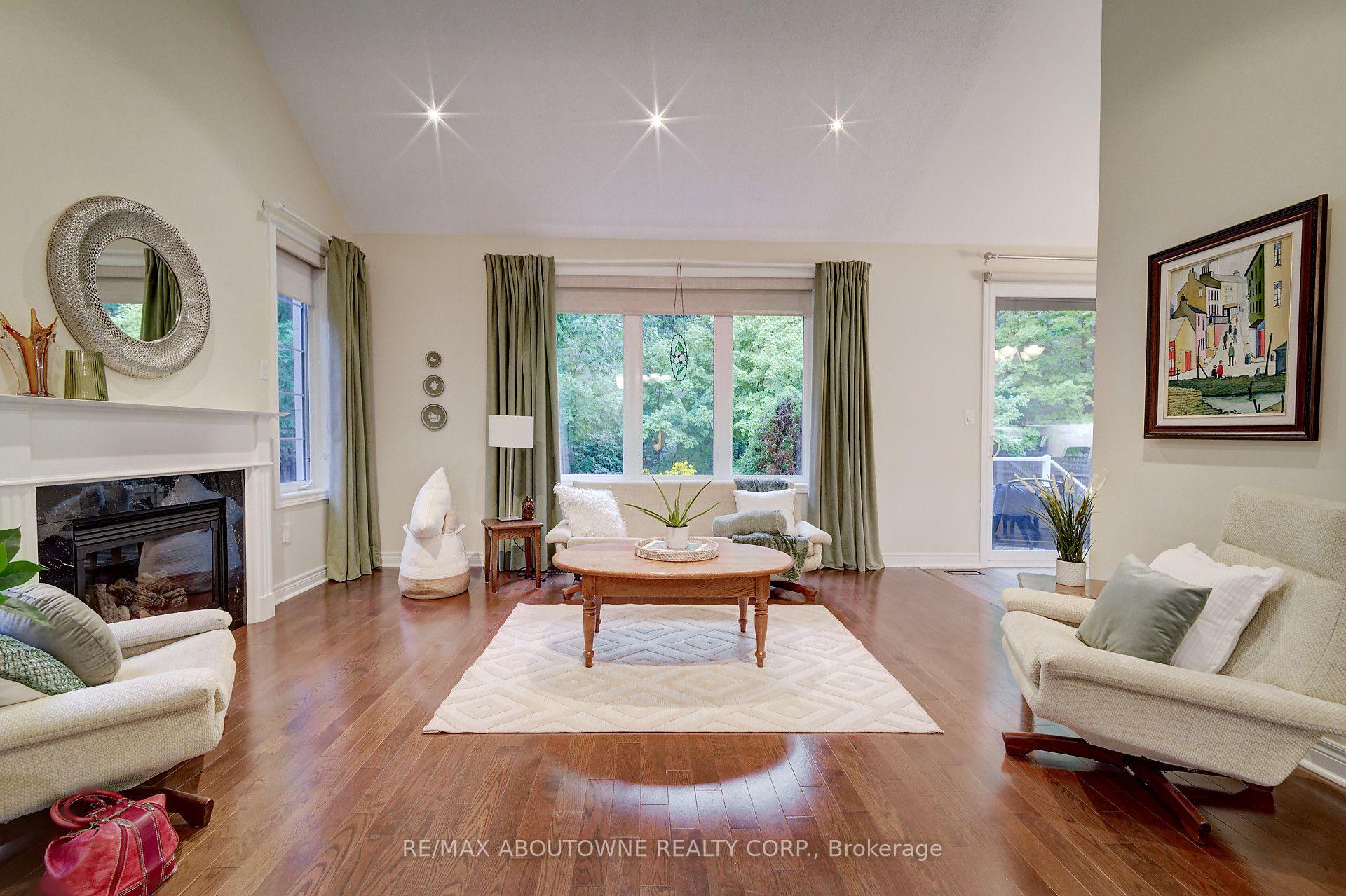 Photo 10 of 2196 Emily Circle, Oakville, Bronte Creek — HOMEH