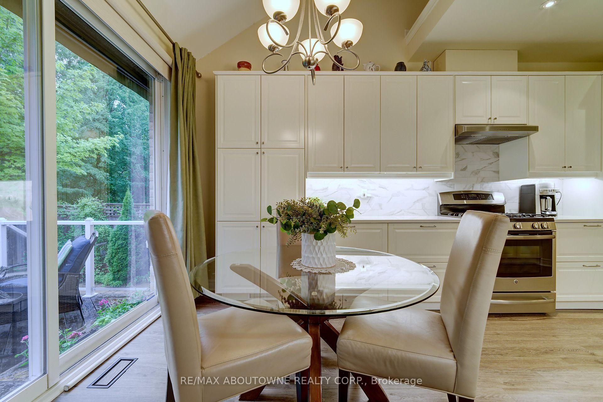 Photo 12 of 2196 Emily Circle, Oakville, Bronte Creek — HOMEH