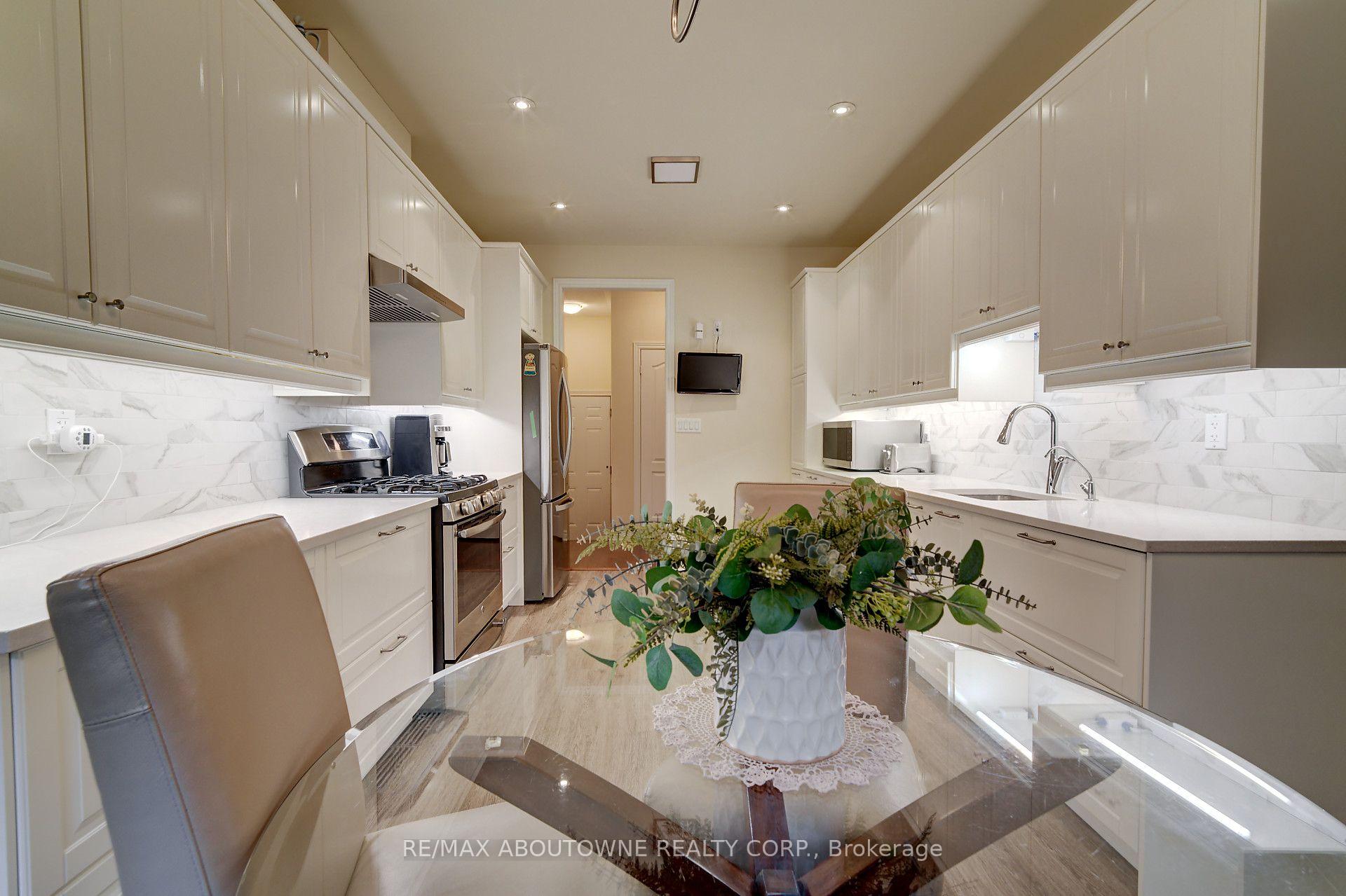Photo 13 of 2196 Emily Circle, Oakville, Bronte Creek — HOMEH