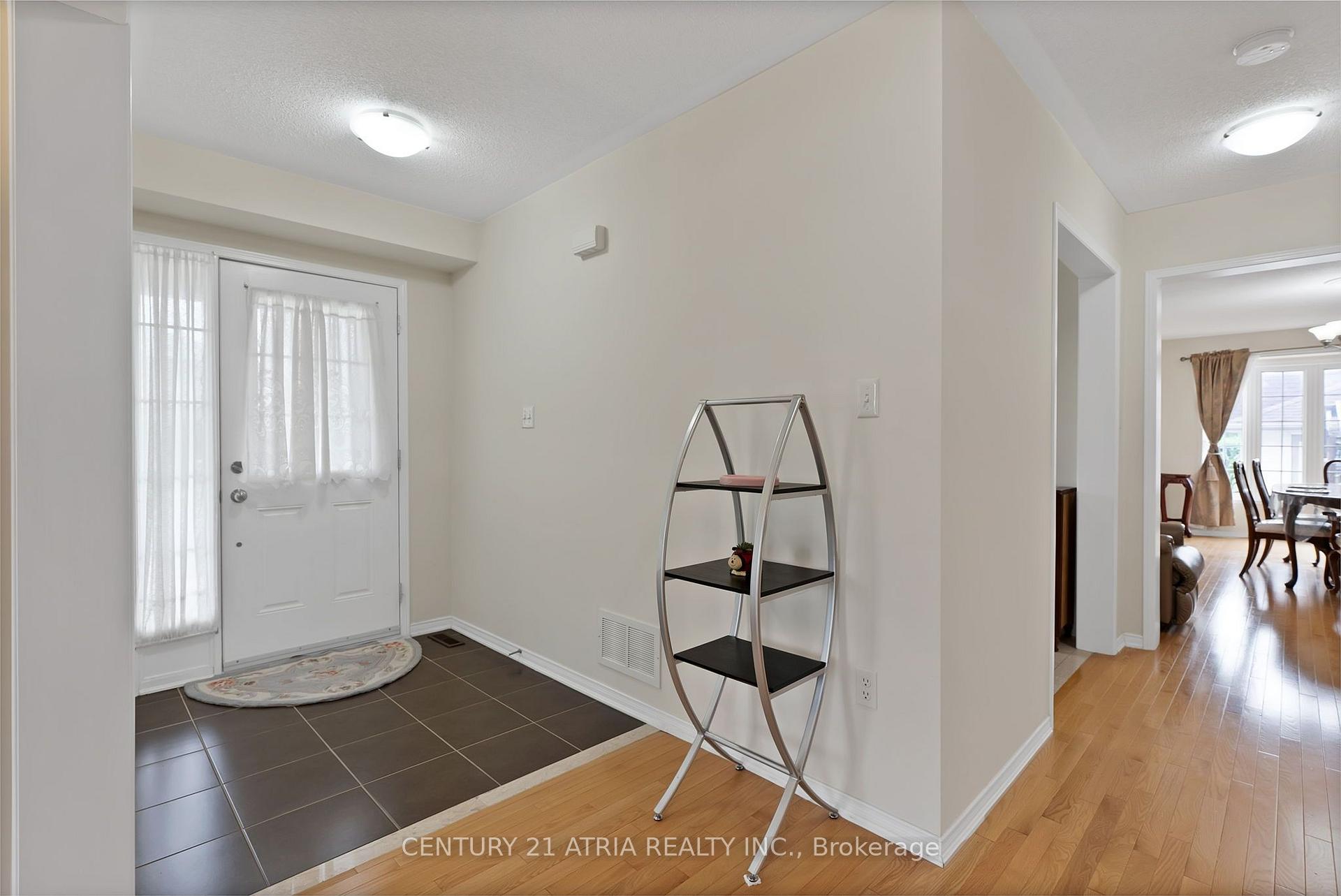 Photo 3 of 100 Gas Lamp Lane, Markham, Cornell — HOMEH