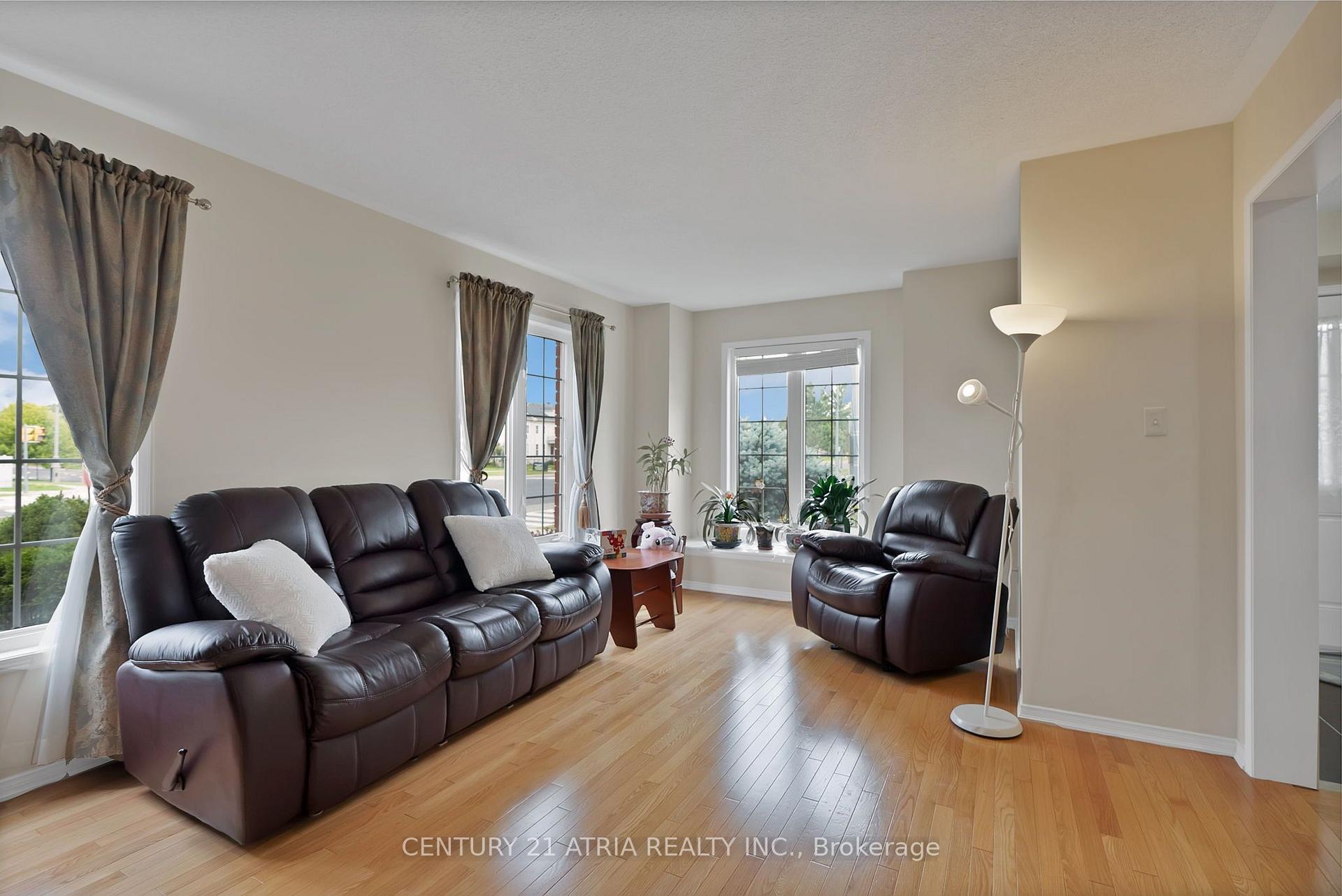 Photo 4 of 100 Gas Lamp Lane, Markham, Cornell — HOMEH