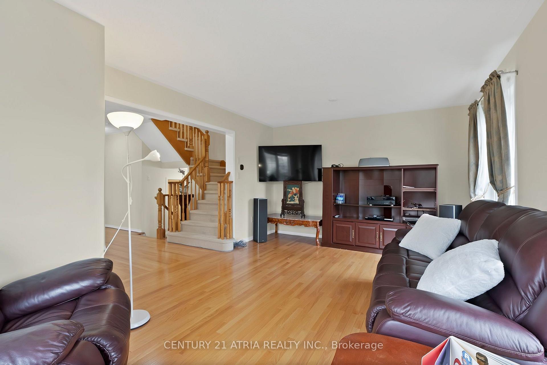 Photo 5 of 100 Gas Lamp Lane, Markham, Cornell — HOMEH