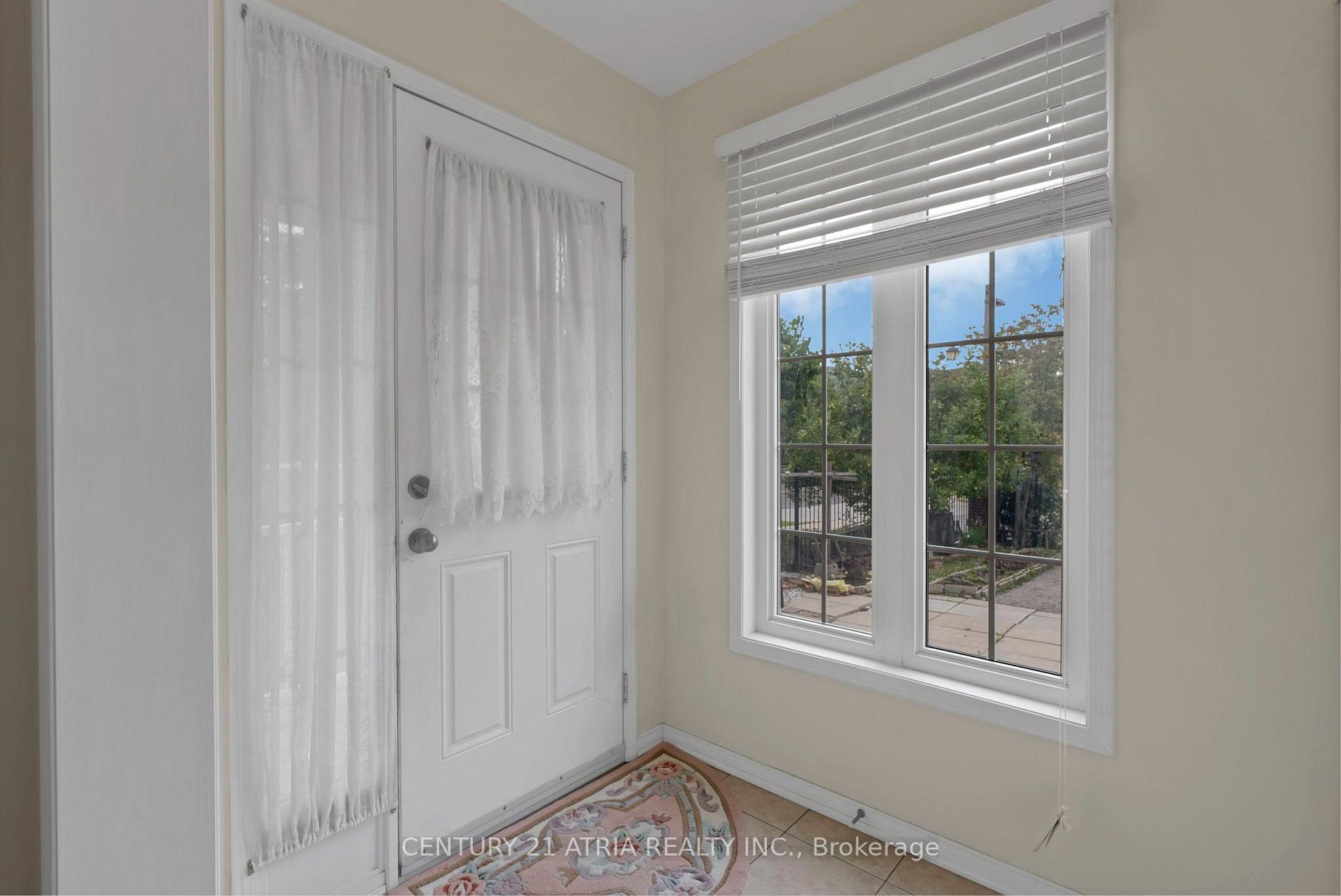 Photo 10 of 100 Gas Lamp Lane, Markham, Cornell — HOMEH