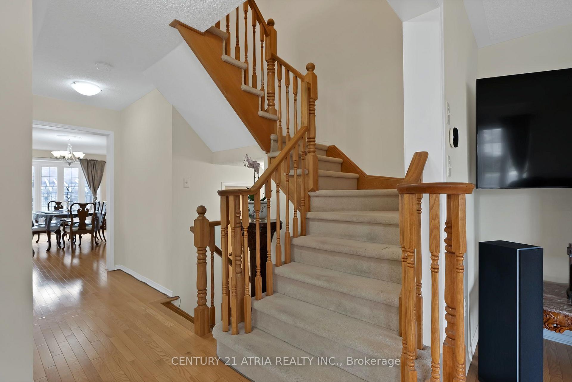Photo 13 of 100 Gas Lamp Lane, Markham, Cornell — HOMEH