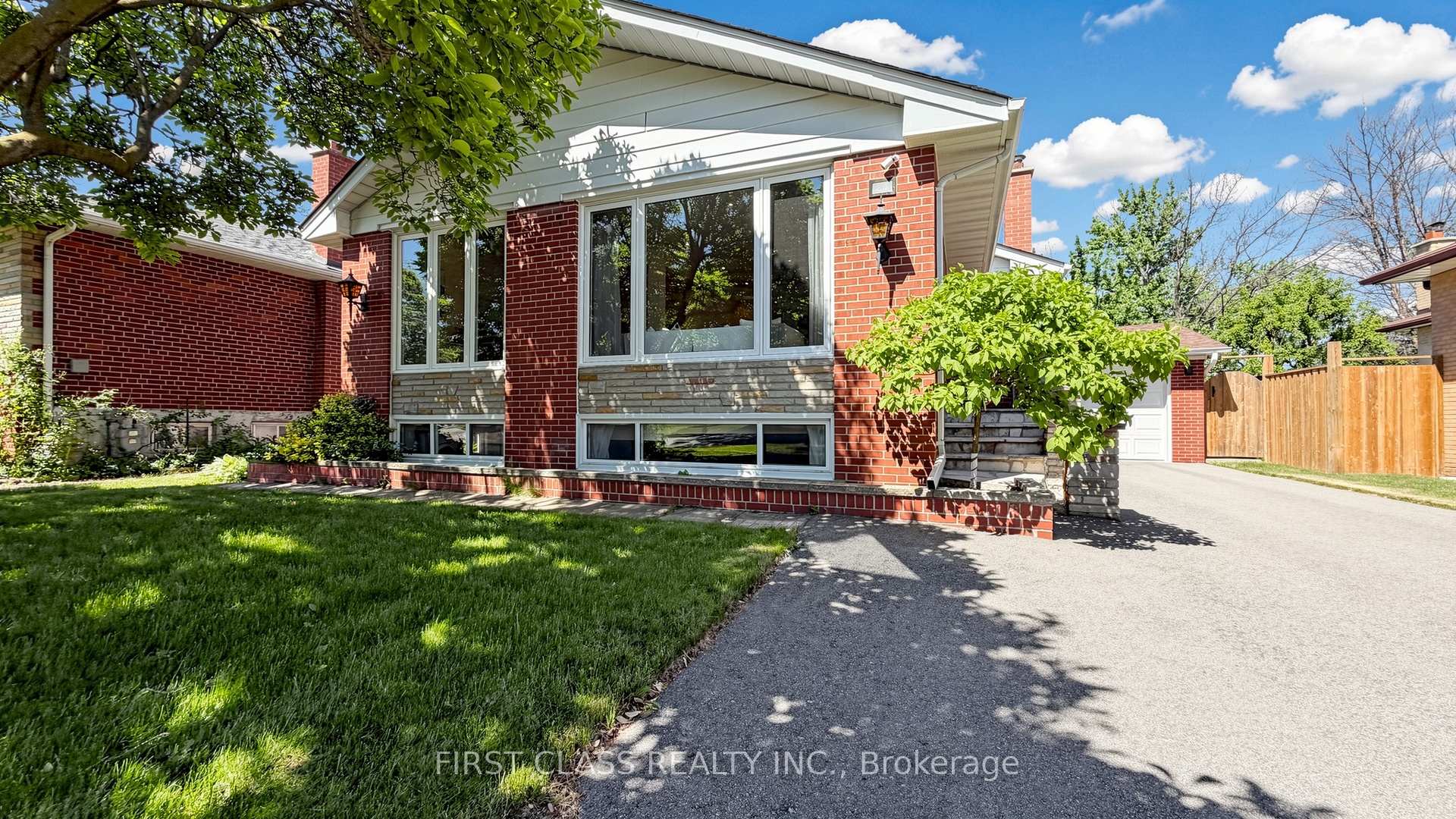 Photo 2 of 20 Brampton Road, Etobicoke, Willowridge-Martingrove-Richview — HOMEH
