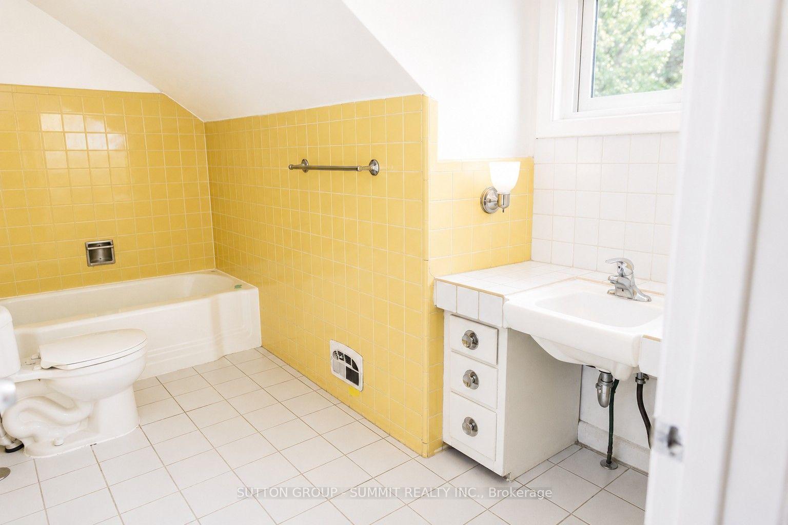 Photo 11 of 20 Havenridge Drive, Etobicoke, Kingsview Village-The Westway — HOMEH