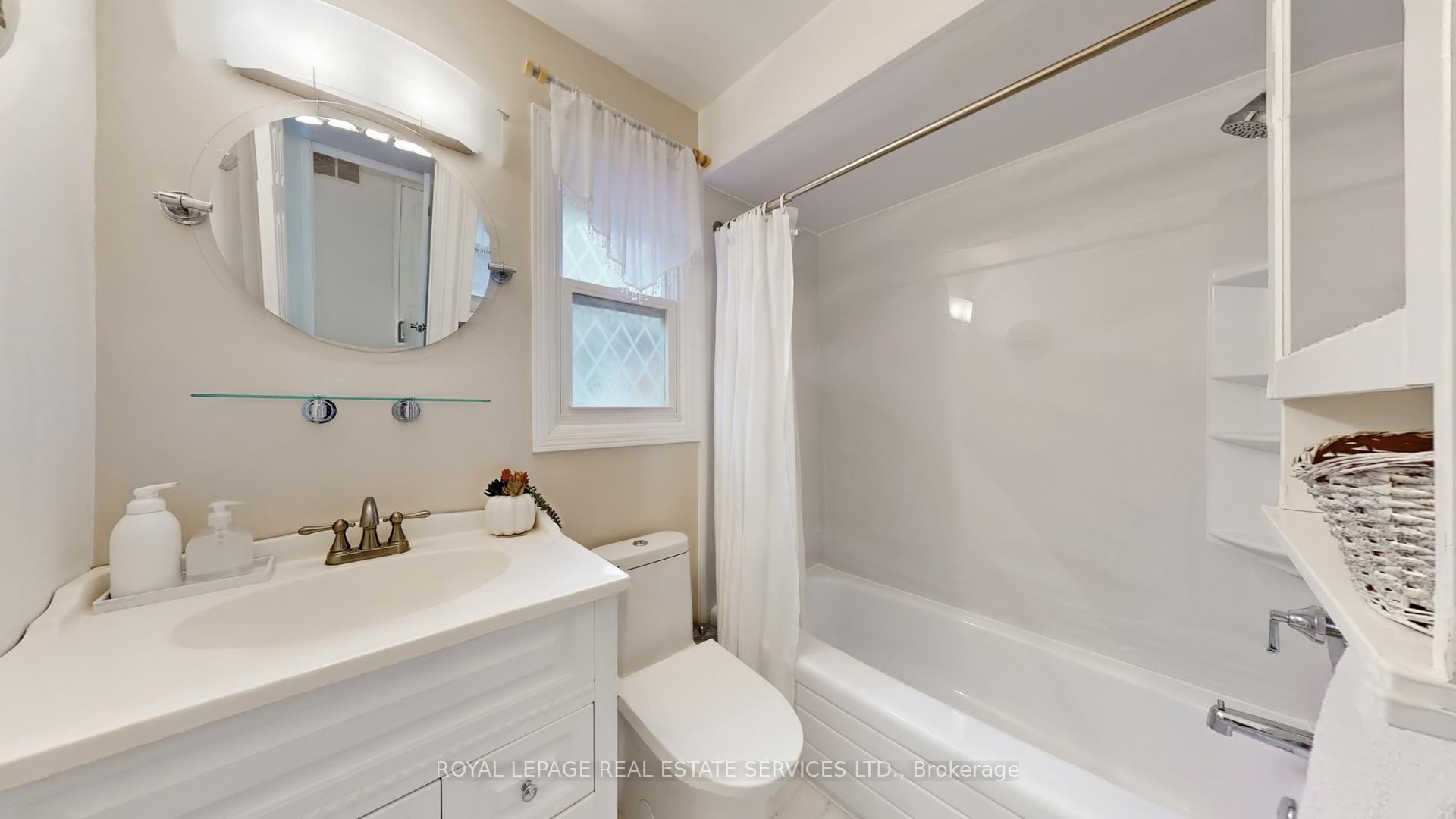 Photo 19 of 47 Hood Crescent, Brampton, Fletcher's West — HOMEH