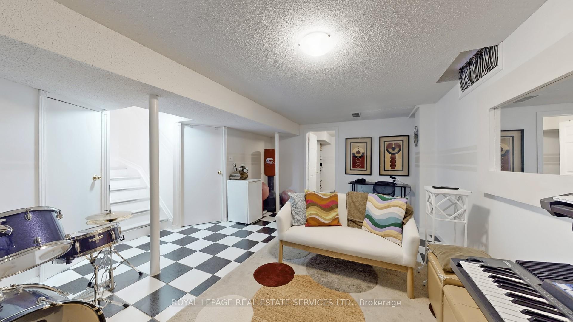 Photo 25 of 47 Hood Crescent, Brampton, Fletcher's West — HOMEH