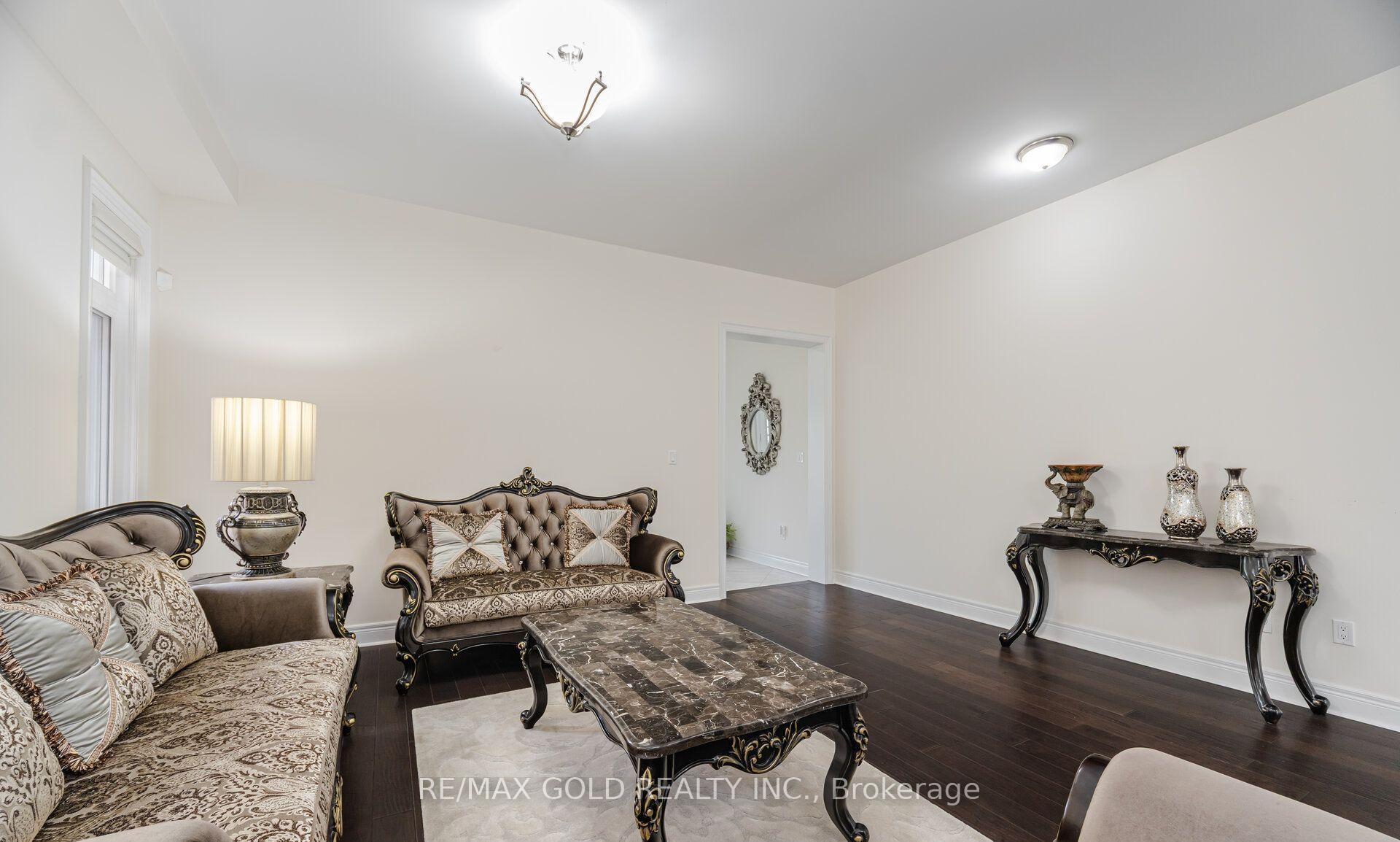 Photo 9 of 106 Rising Hill Ridge, Brampton, Bram West — HOMEH