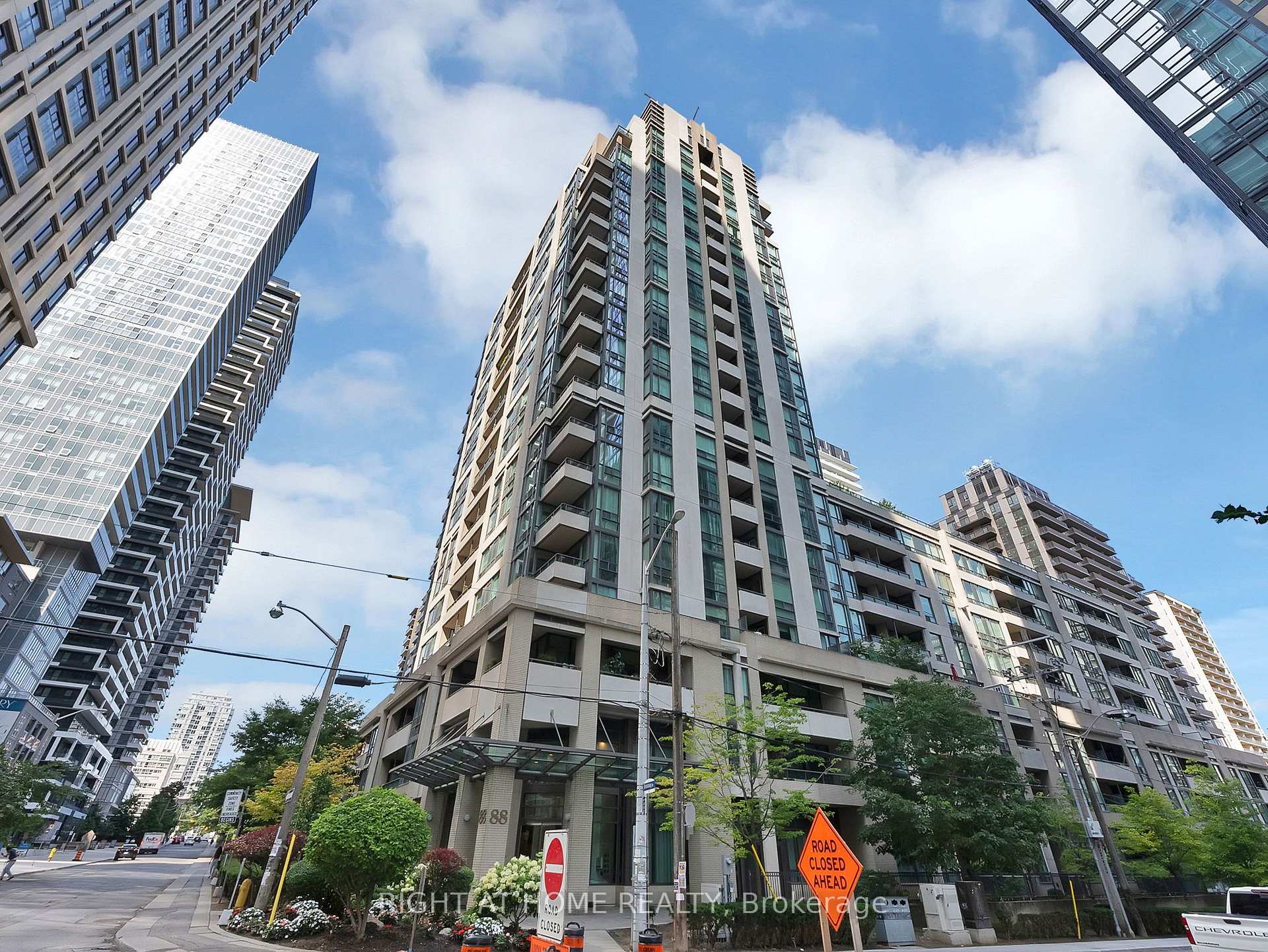 Photo 1 of Unit 812, 88 Broadway Avenue, Toronto, Mount Pleasant West — HOMEH