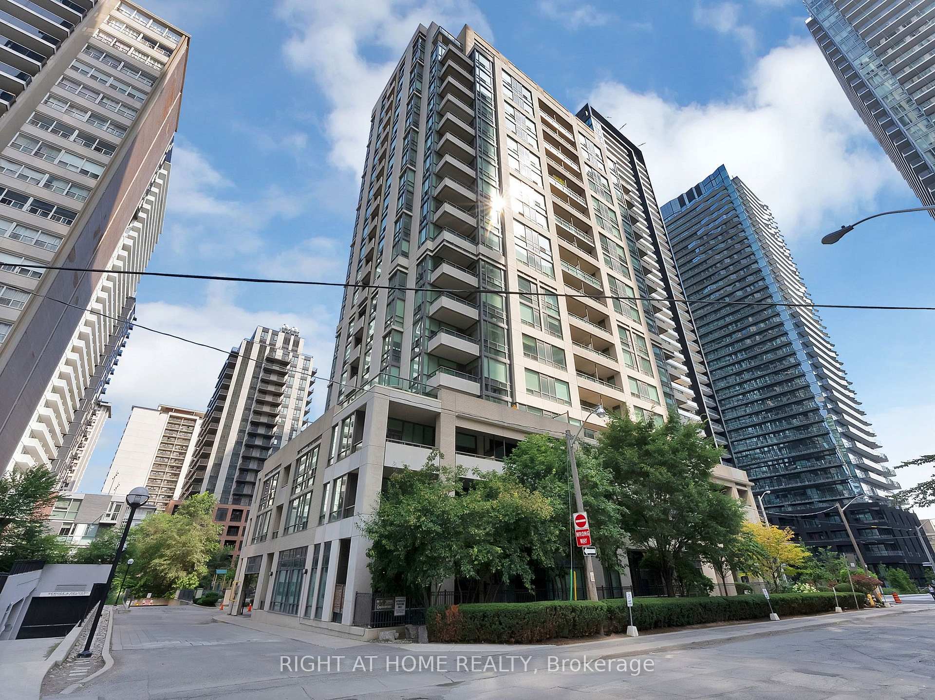 Photo 2 of Unit 812, 88 Broadway Avenue, Toronto, Mount Pleasant West — HOMEH