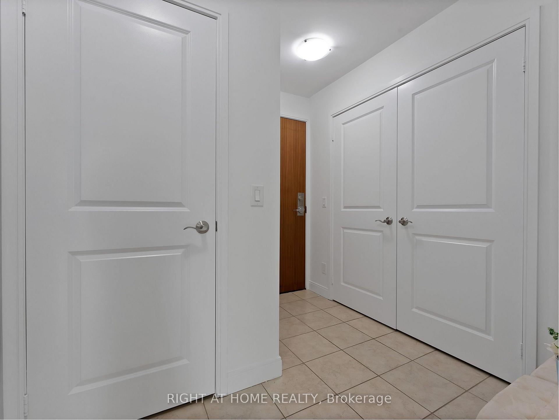 Photo 3 of Unit 812, 88 Broadway Avenue, Toronto, Mount Pleasant West — HOMEH
