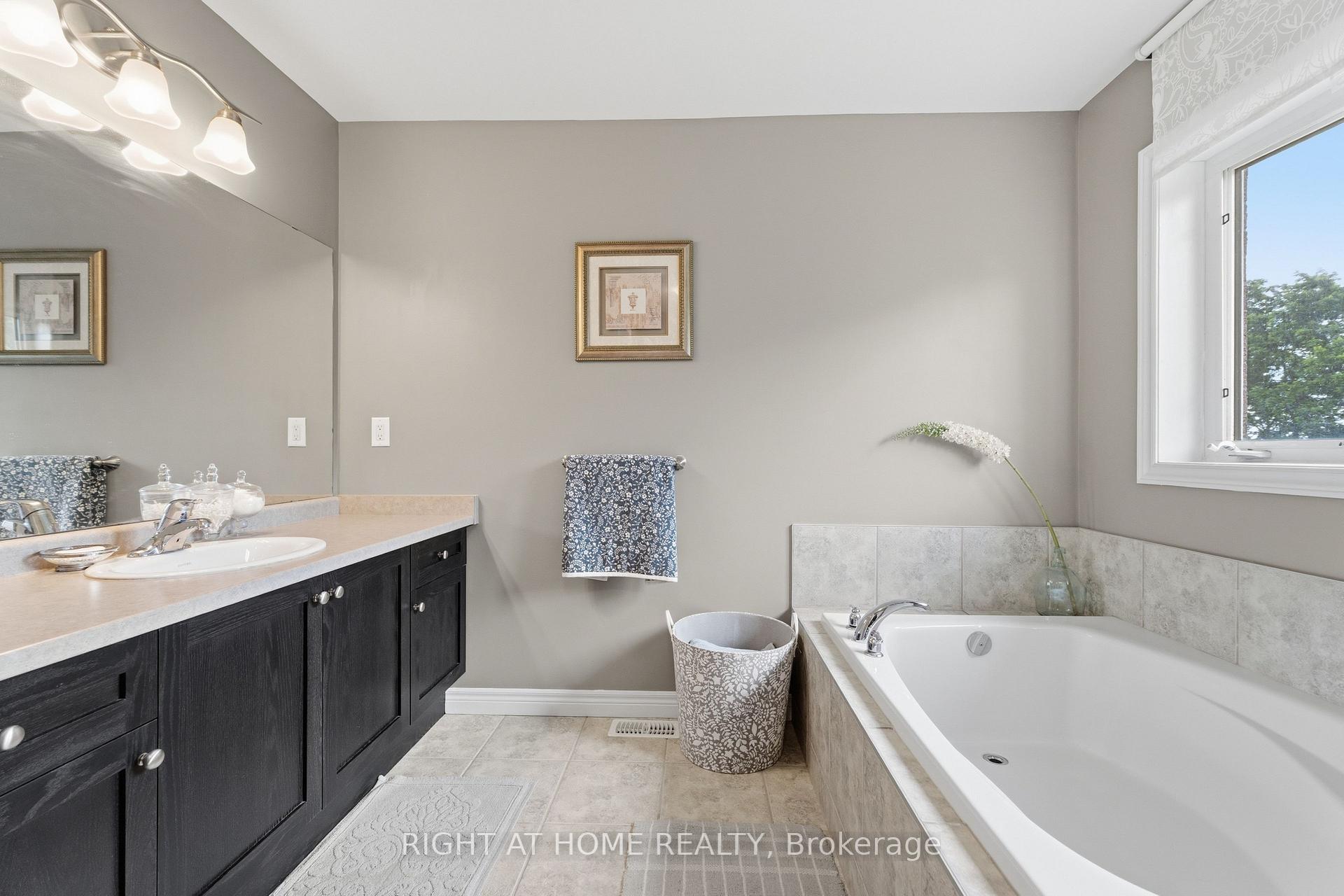 Photo 18 of 38 Weaver Drive, Hamilton, Meadowlands — HOMEH