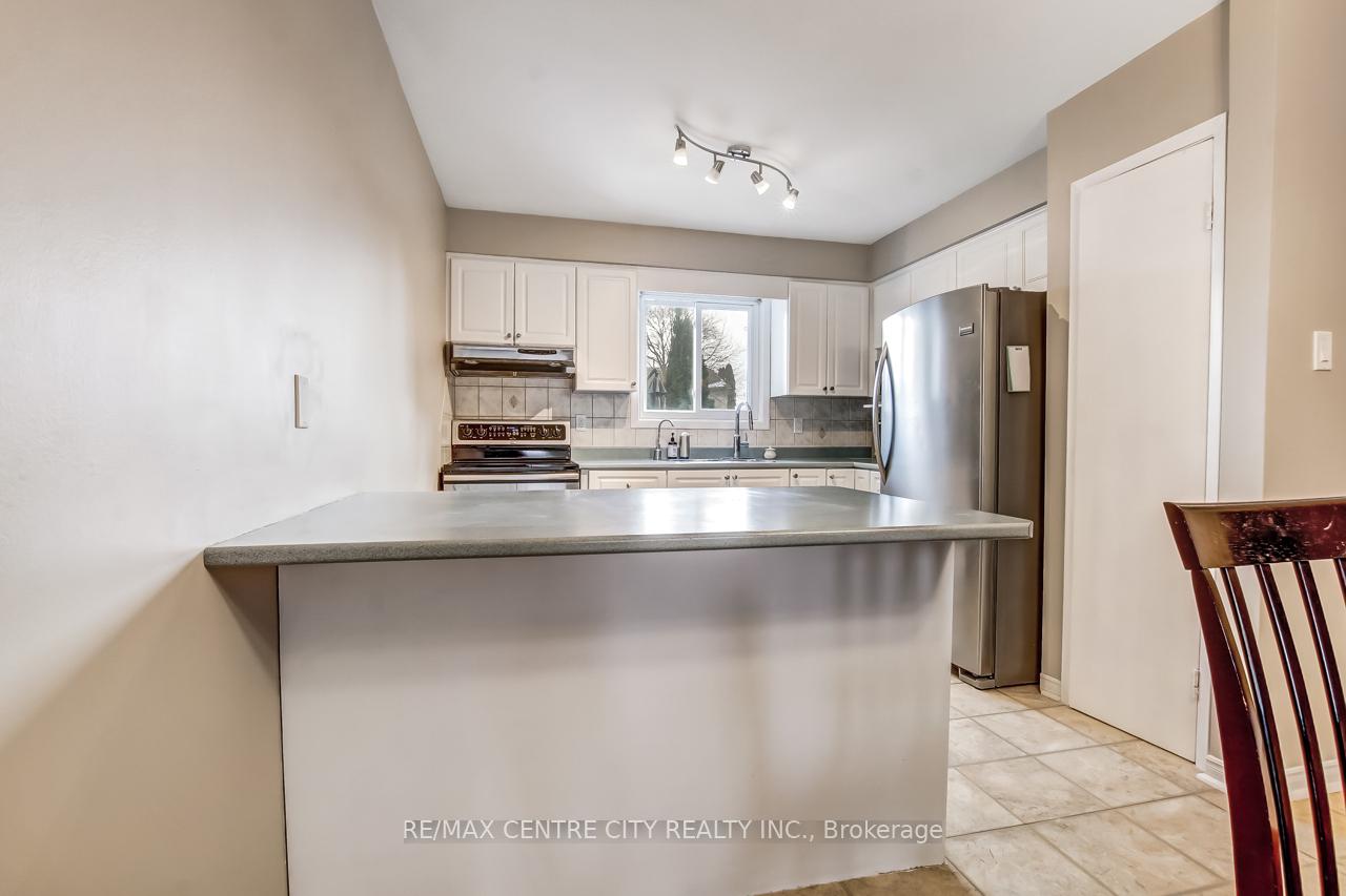 Photo 6 of 951 Notre Dame Drive, London, South O — HOMEH