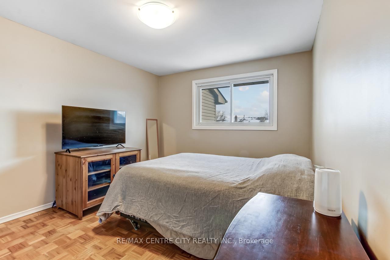 Photo 10 of 951 Notre Dame Drive, London, South O — HOMEH