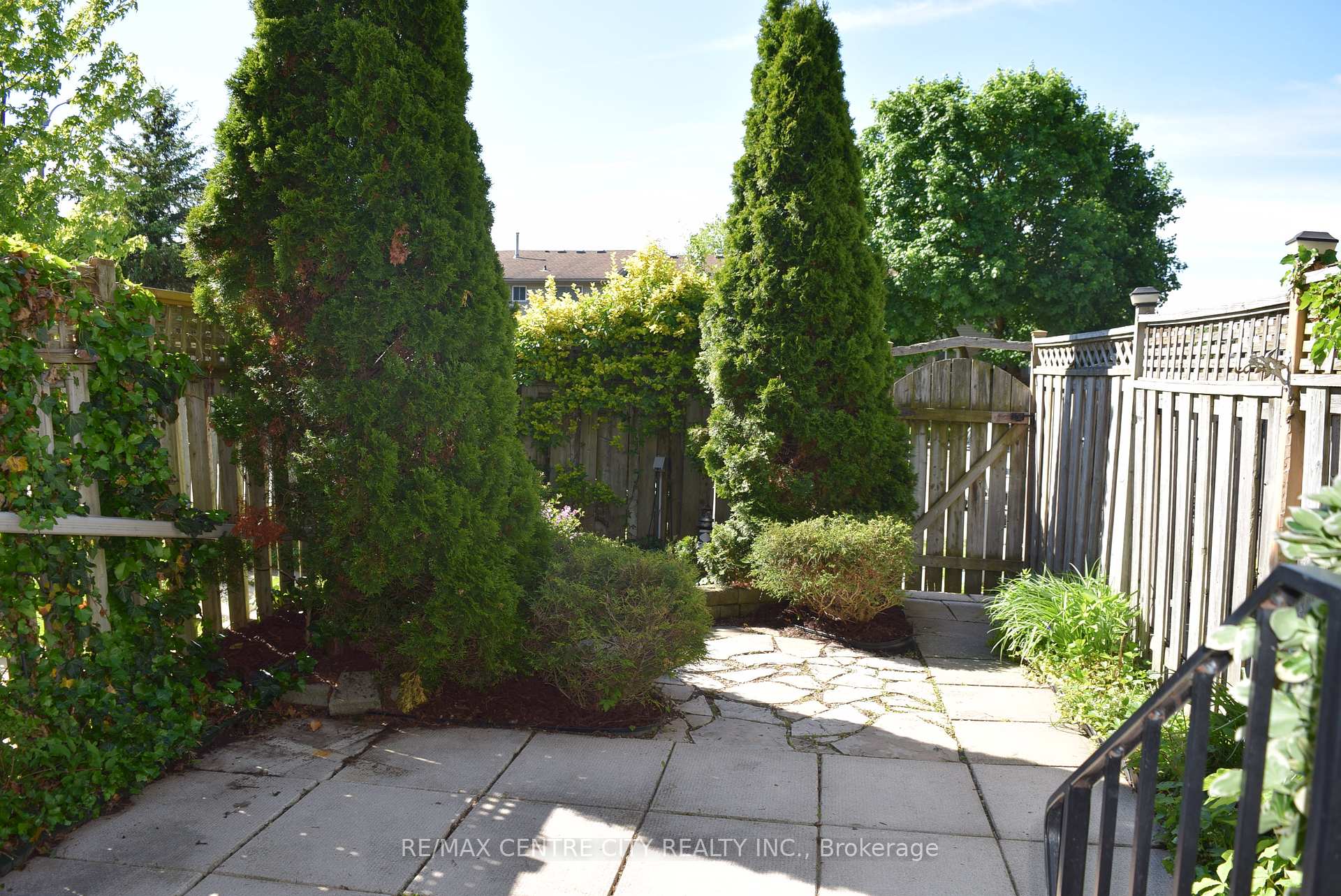 Photo 14 of 951 Notre Dame Drive, London, South O — HOMEH