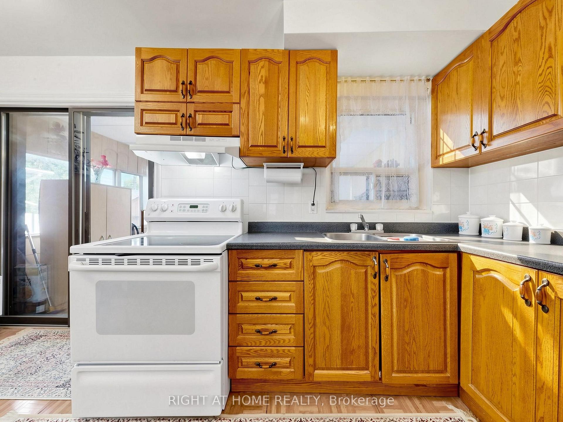 Photo 3 of 771 Birchmount Road, Scarborough, Ionview — HOMEH