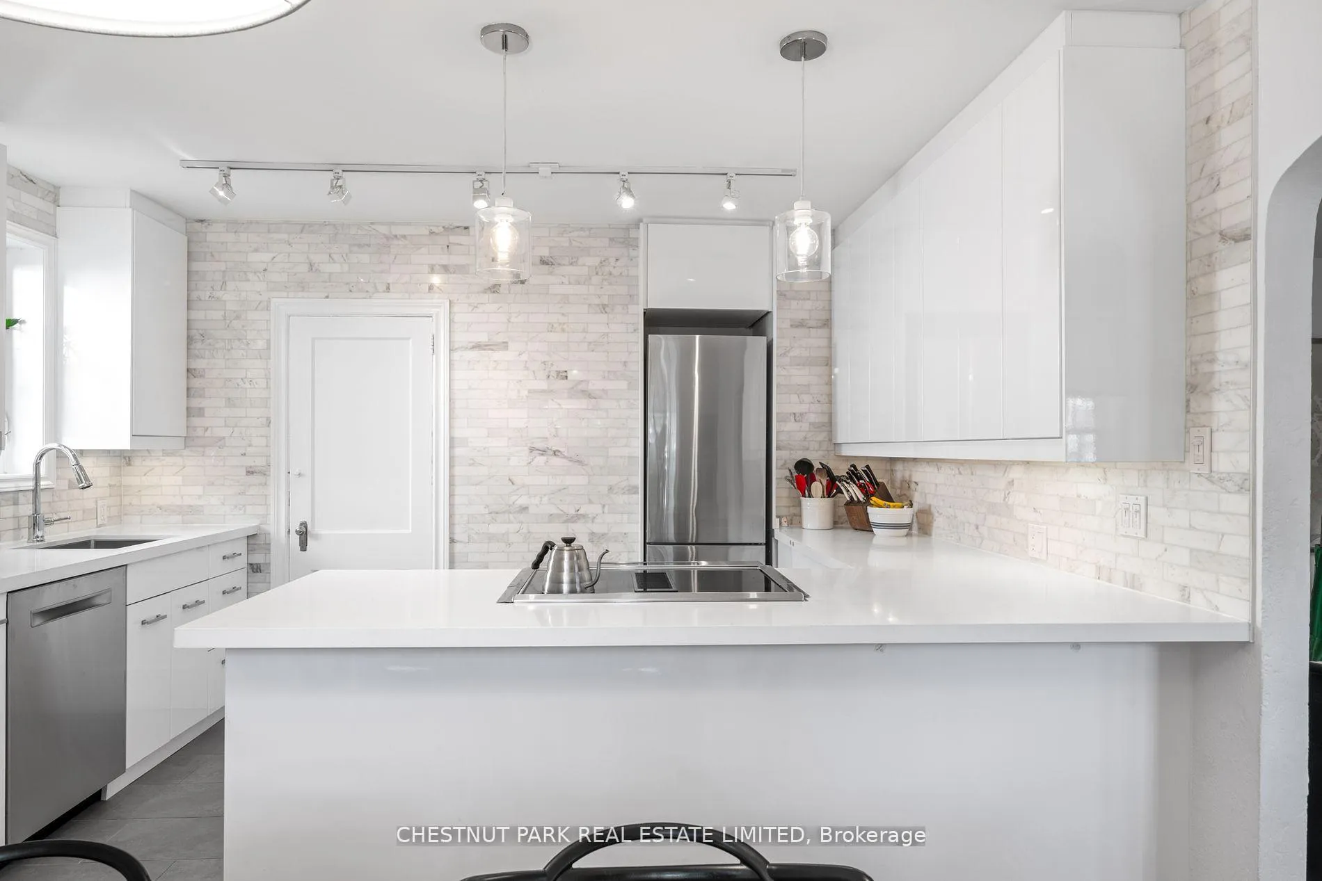 Photo 8 of Unit Main, 9 Oriole Crescent, Toronto, Yonge-St. Clair — HOMEH