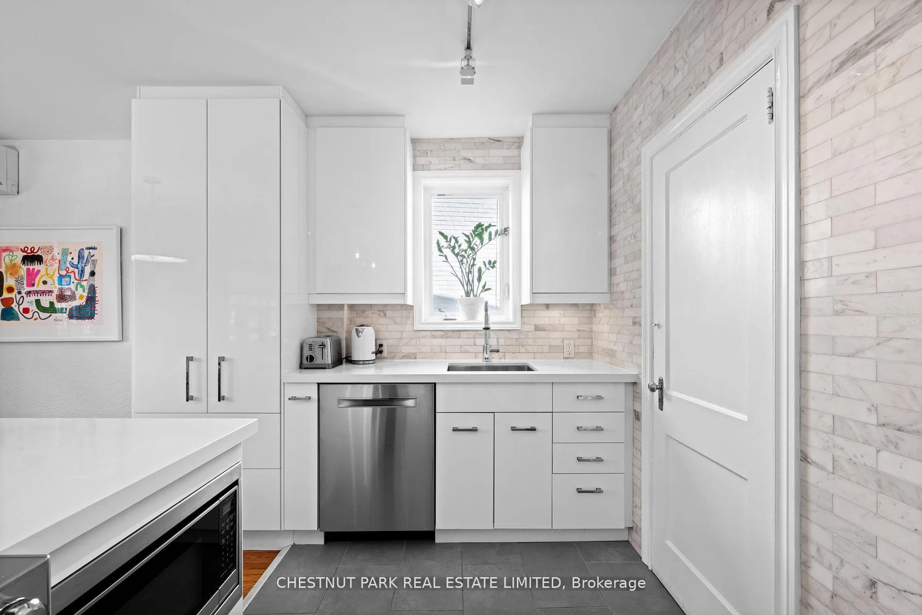 Photo 13 of Unit Main, 9 Oriole Crescent, Toronto, Yonge-St. Clair — HOMEH
