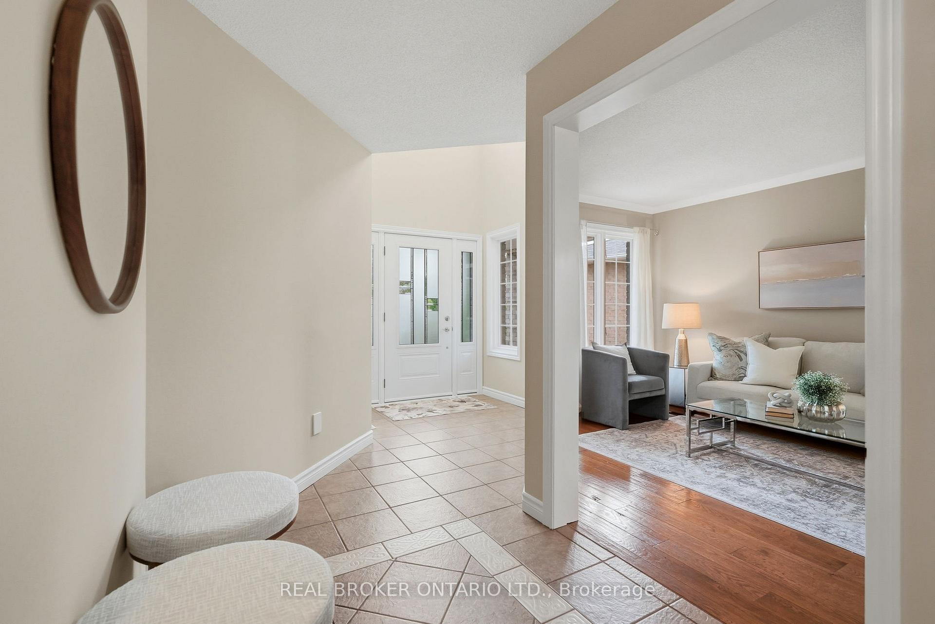 Photo 4 of 34 Keewaydin Street, Hamilton, Waterdown — HOMEH