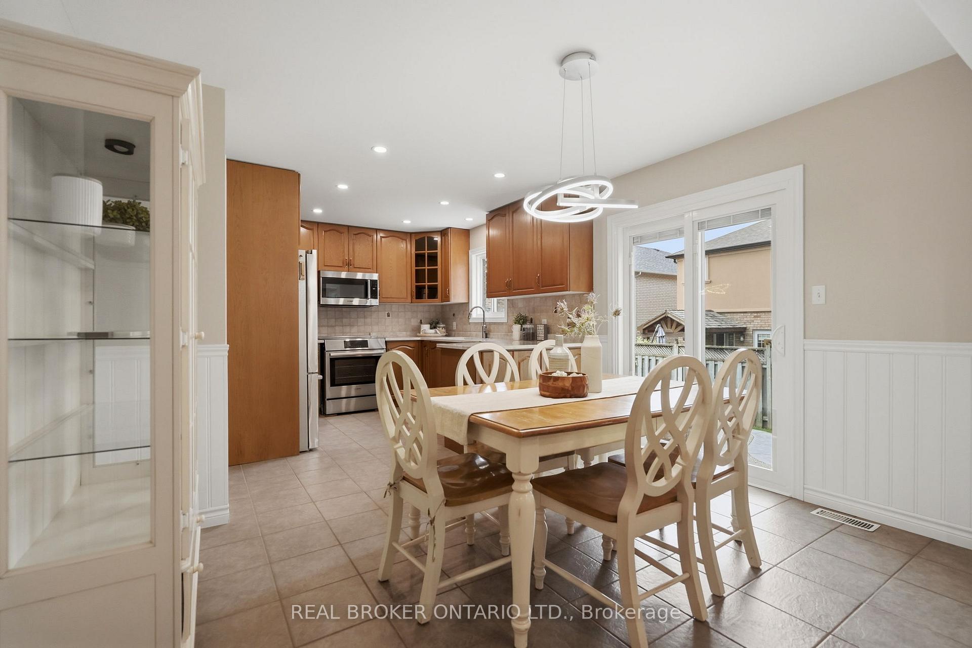 Photo 21 of 34 Keewaydin Street, Hamilton, Waterdown — HOMEH