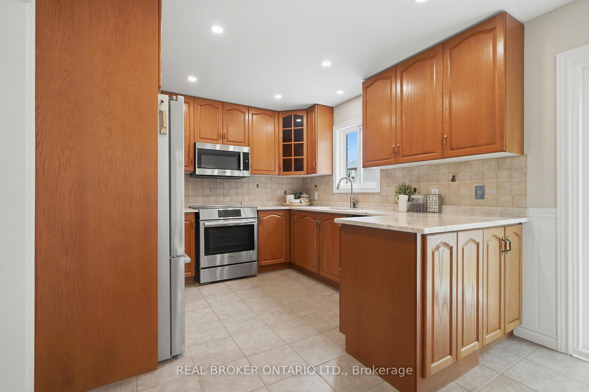 Photo 22 of 34 Keewaydin Street, Hamilton, Waterdown — HOMEH