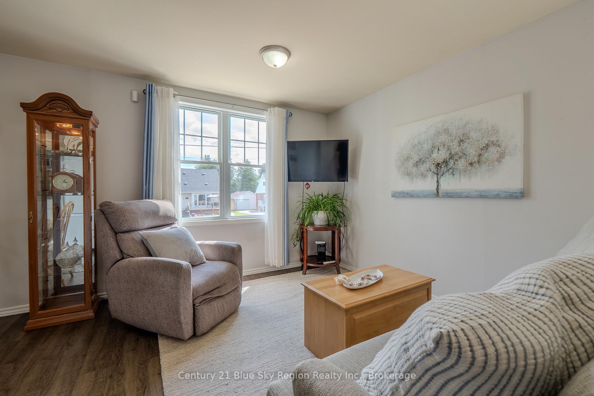 Photo 7 of 622 Reynolds Street, North Bay, West End — HOMEH