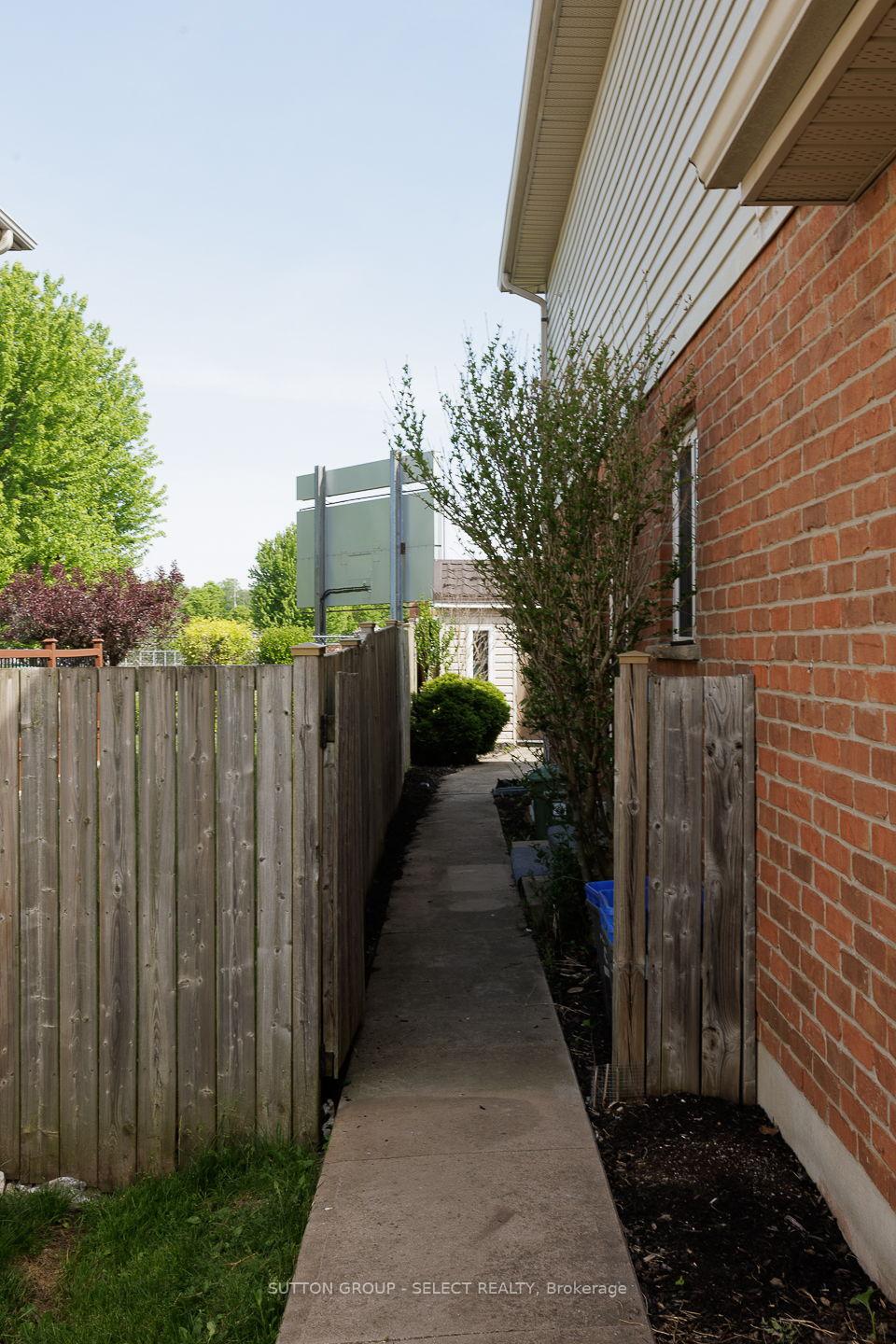 Photo 27 of 832 Marigold Street, London, North C — HOMEH