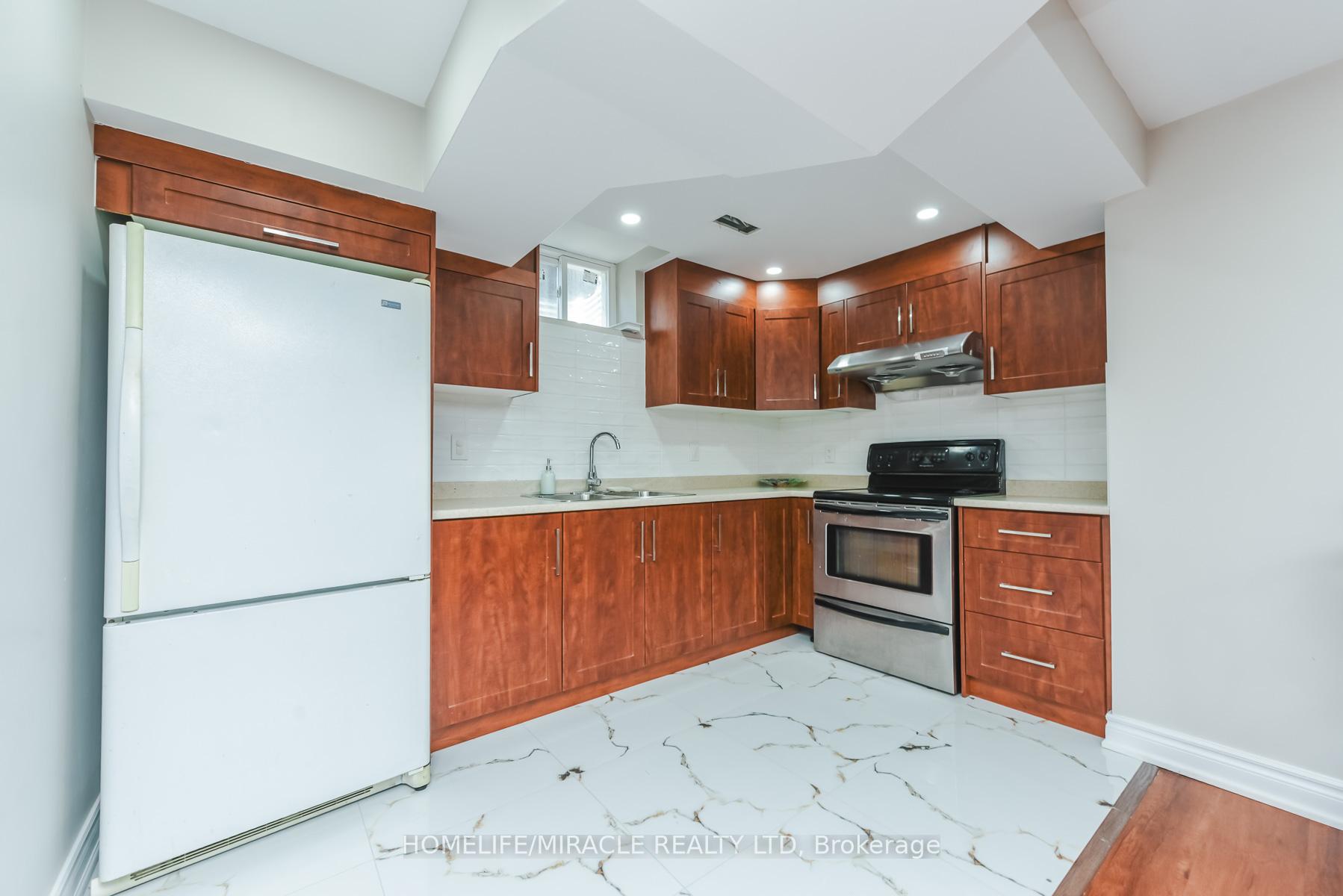 Photo 42 of 114 Edenbrook Hill Drive, Brampton, Fletcher's Meadow — HOMEH