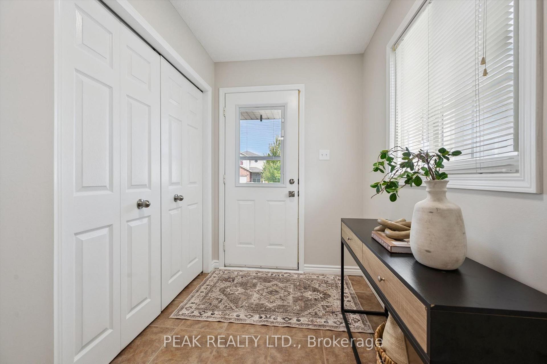 Photo 5 of 166 Windflower Drive, Kitchener, Larentian West — HOMEH