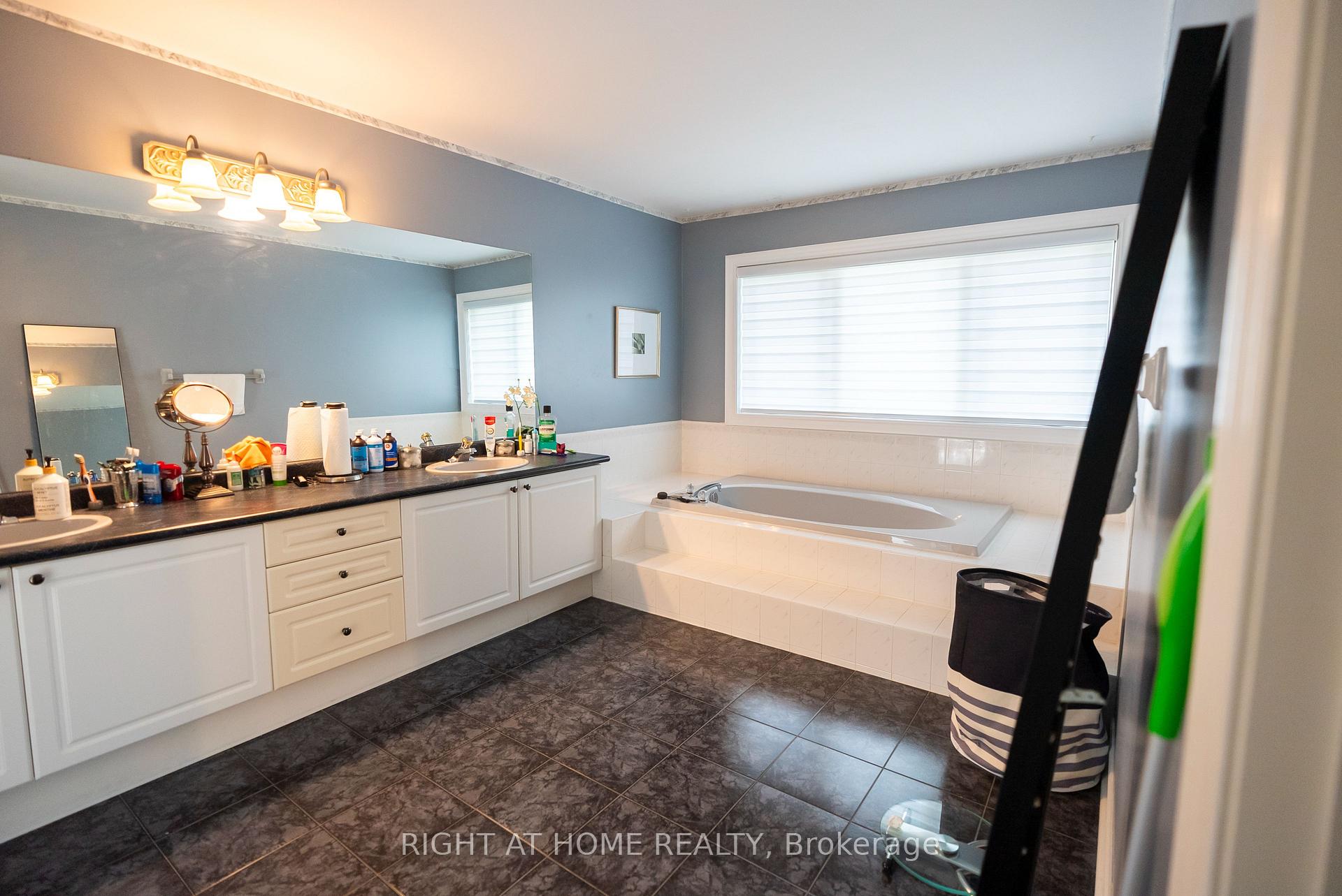 Photo 19 of 2427 Erin Centre Boulevard, Mississauga, Central Erin Mills — HOMEH