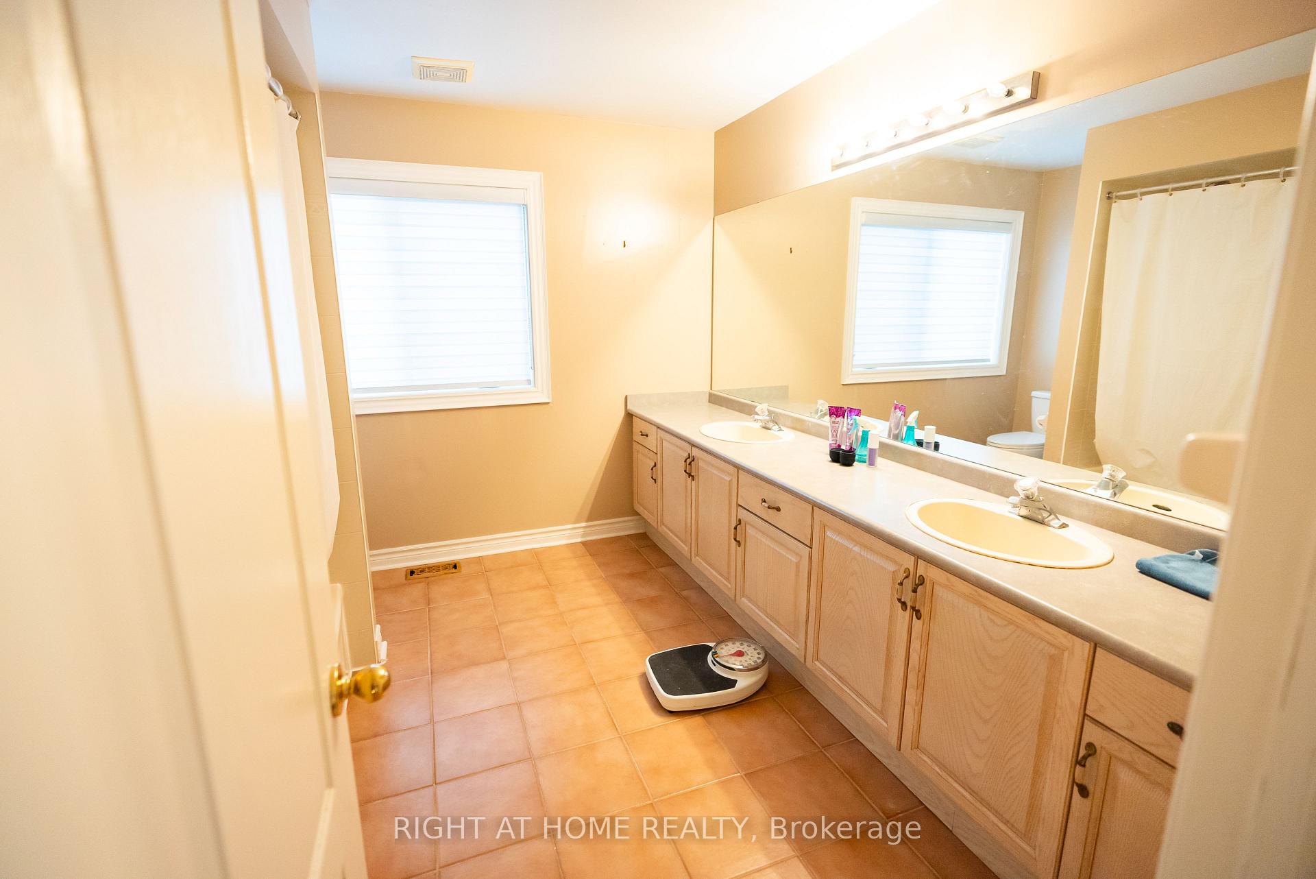 Photo 24 of 2427 Erin Centre Boulevard, Mississauga, Central Erin Mills — HOMEH