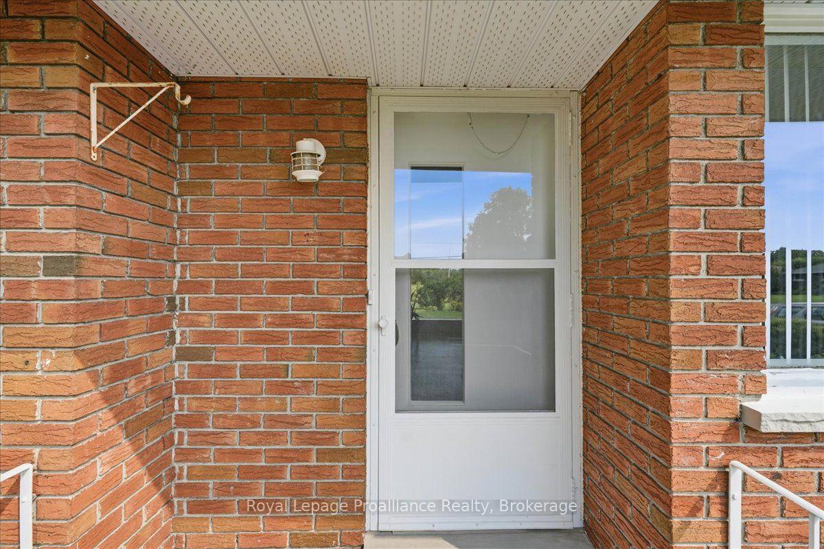 Photo 4 of 120 Sidney Crescent, Quinte West, Sidney Ward — HOMEH