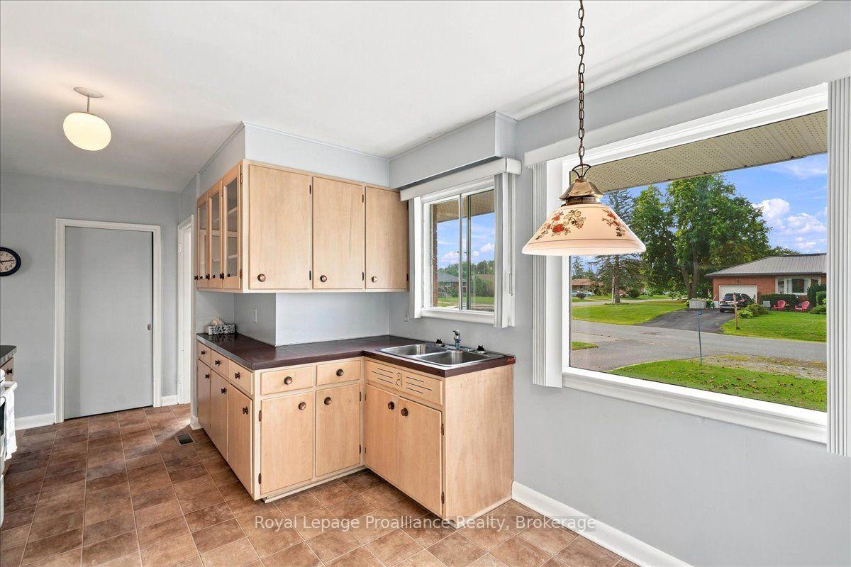 Photo 7 of 120 Sidney Crescent, Quinte West, Sidney Ward — HOMEH