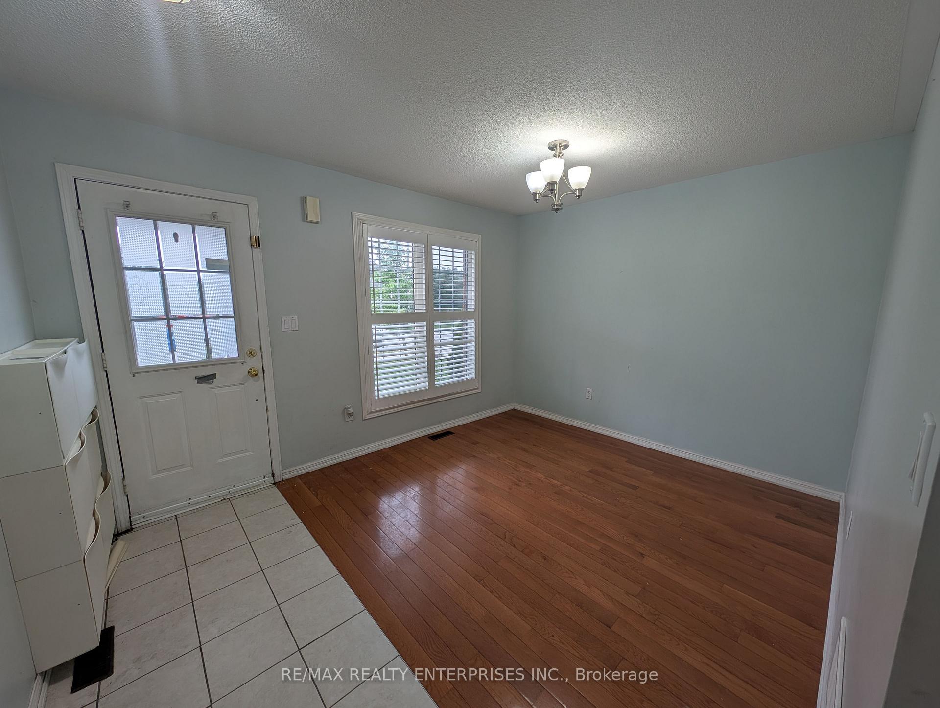 Photo 2 of 40 Sweetwood Circle, Brampton, Fletcher's Meadow — HOMEH