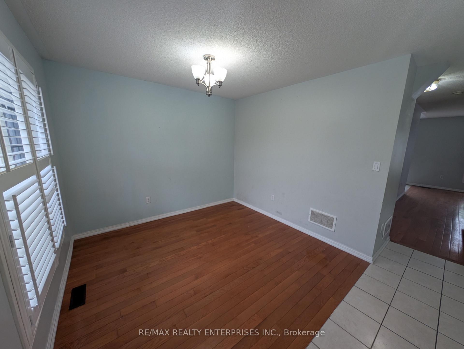 Photo 3 of 40 Sweetwood Circle, Brampton, Fletcher's Meadow — HOMEH