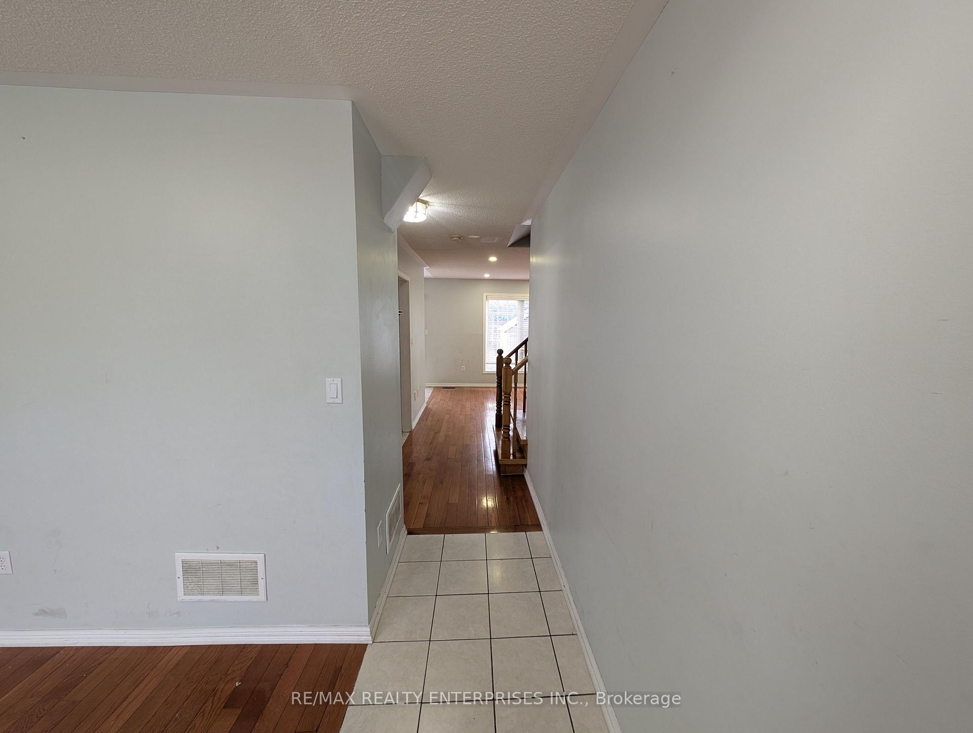 Photo 4 of 40 Sweetwood Circle, Brampton, Fletcher's Meadow — HOMEH