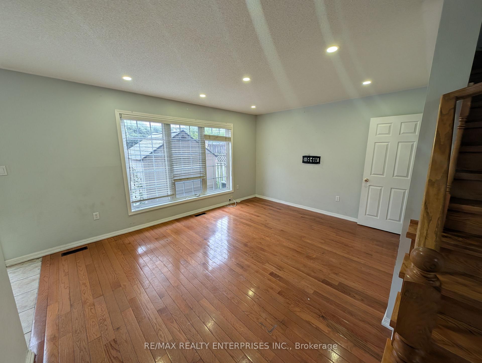 Photo 5 of 40 Sweetwood Circle, Brampton, Fletcher's Meadow — HOMEH