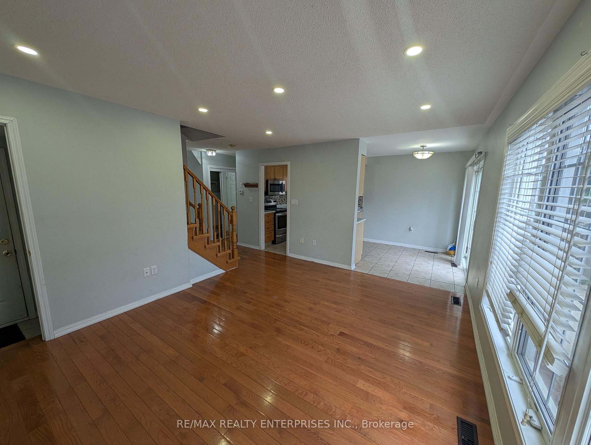 Photo 6 of 40 Sweetwood Circle, Brampton, Fletcher's Meadow — HOMEH