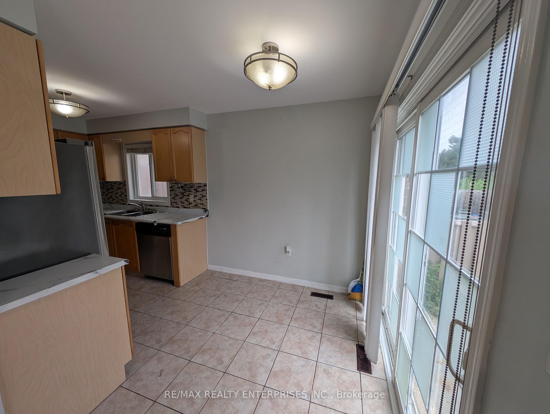 Photo 7 of 40 Sweetwood Circle, Brampton, Fletcher's Meadow — HOMEH