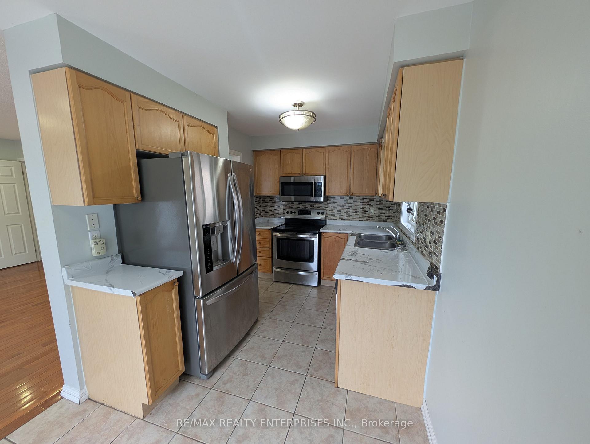 Photo 8 of 40 Sweetwood Circle, Brampton, Fletcher's Meadow — HOMEH