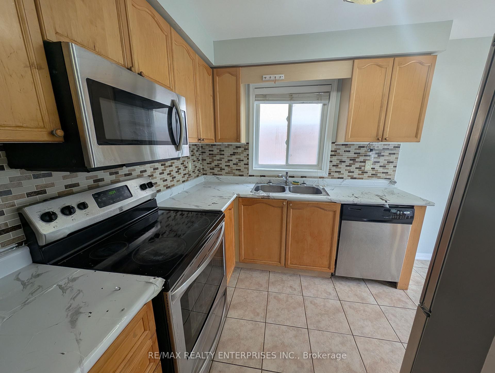 Photo 9 of 40 Sweetwood Circle, Brampton, Fletcher's Meadow — HOMEH