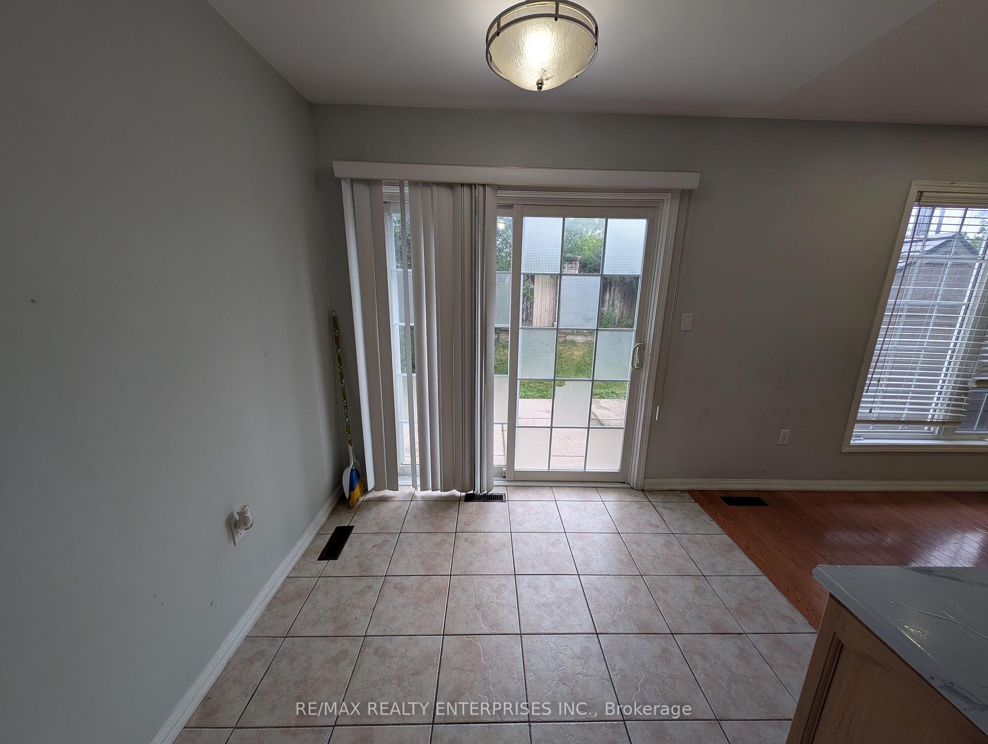 Photo 10 of 40 Sweetwood Circle, Brampton, Fletcher's Meadow — HOMEH