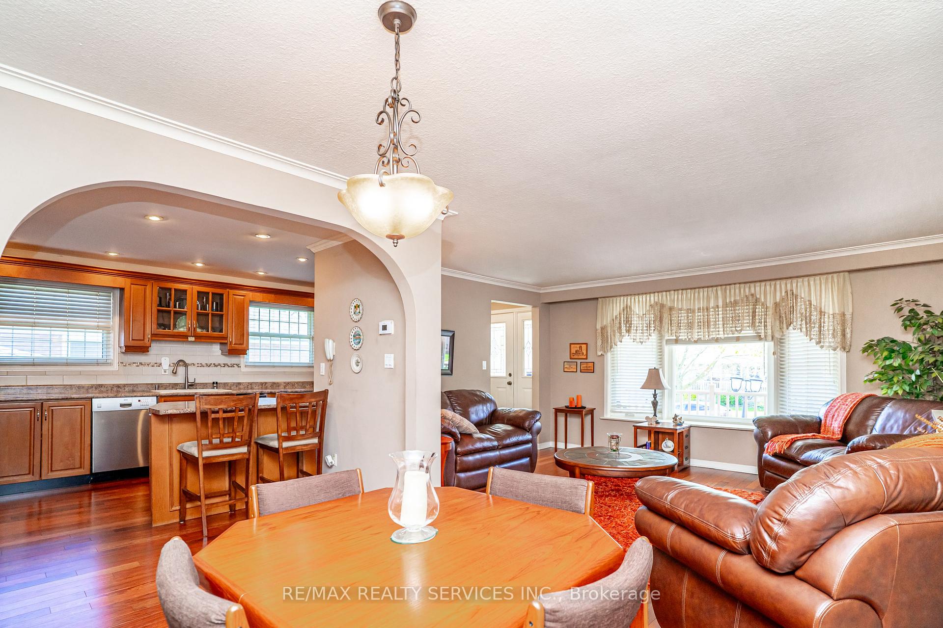 Photo 10 of 87 Ambleside Drive, Brampton, Brampton South — HOMEH