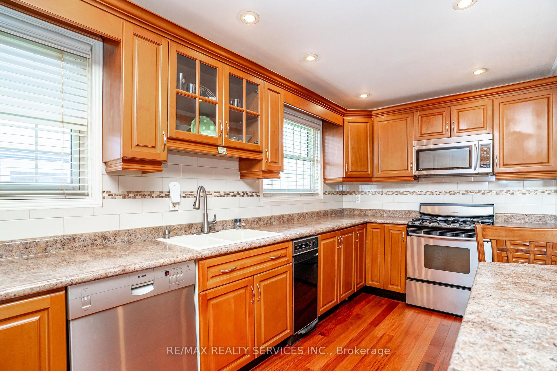 Photo 13 of 87 Ambleside Drive, Brampton, Brampton South — HOMEH