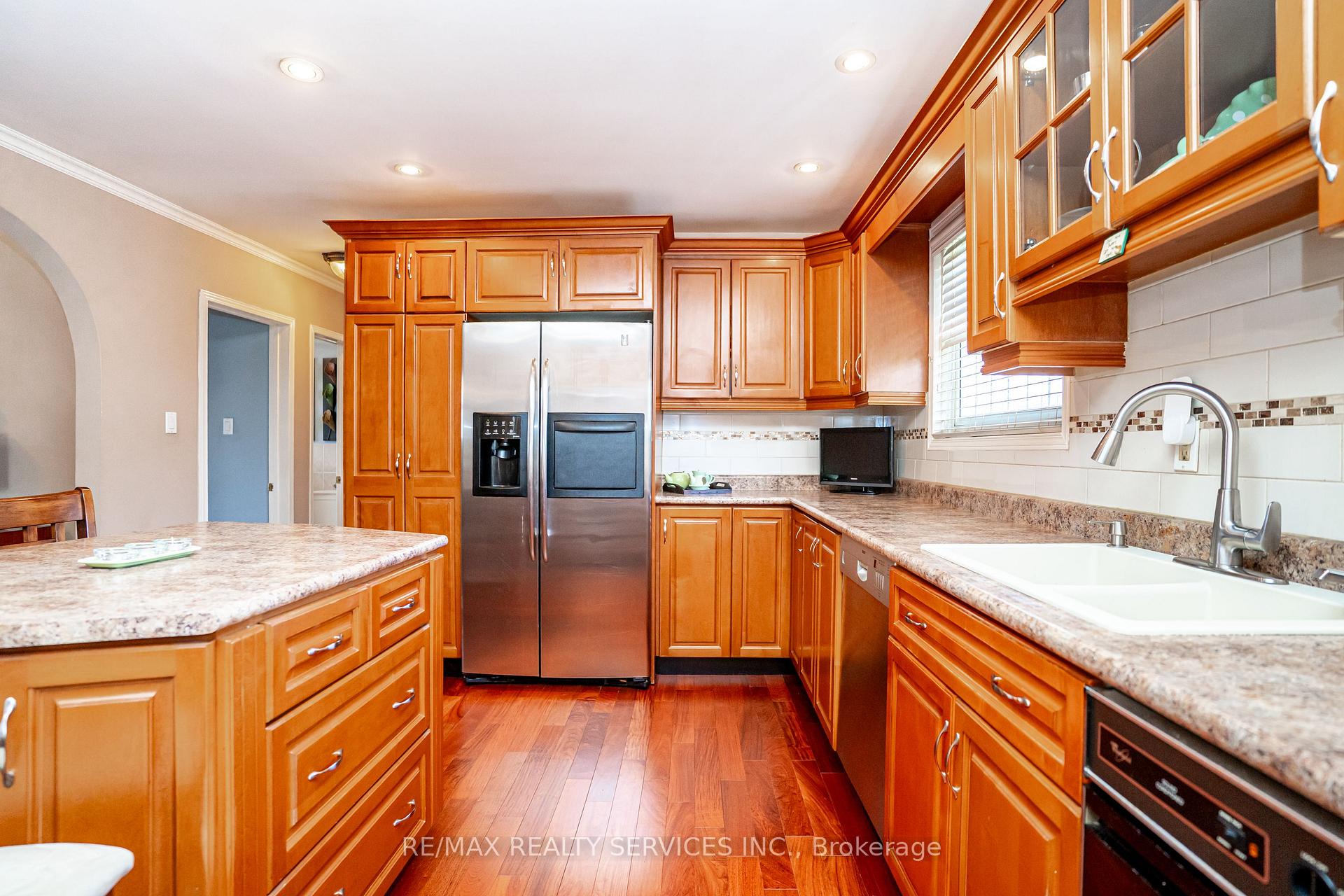 Photo 15 of 87 Ambleside Drive, Brampton, Brampton South — HOMEH