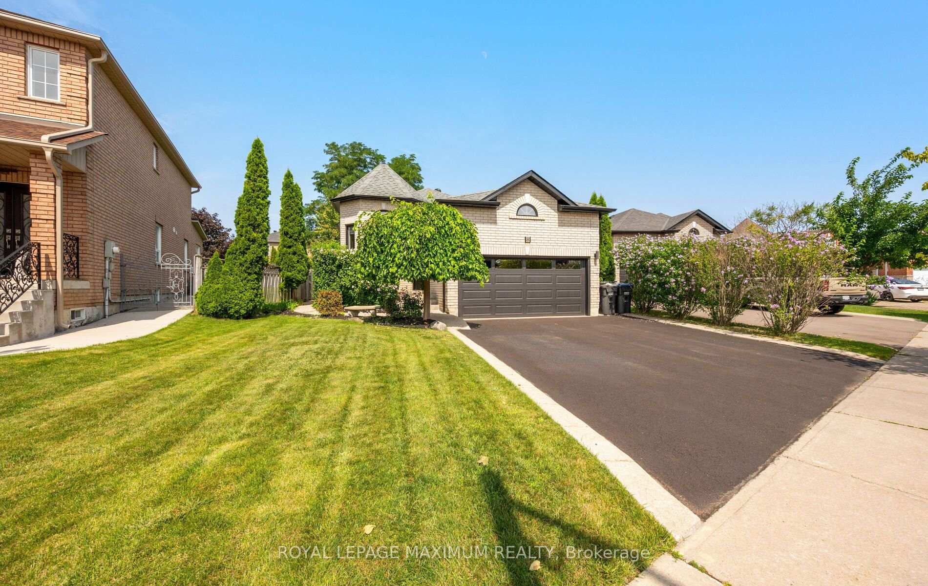 Photo 2 of 8 Albiwoods Trail, Caledon, Bolton East — HOMEH